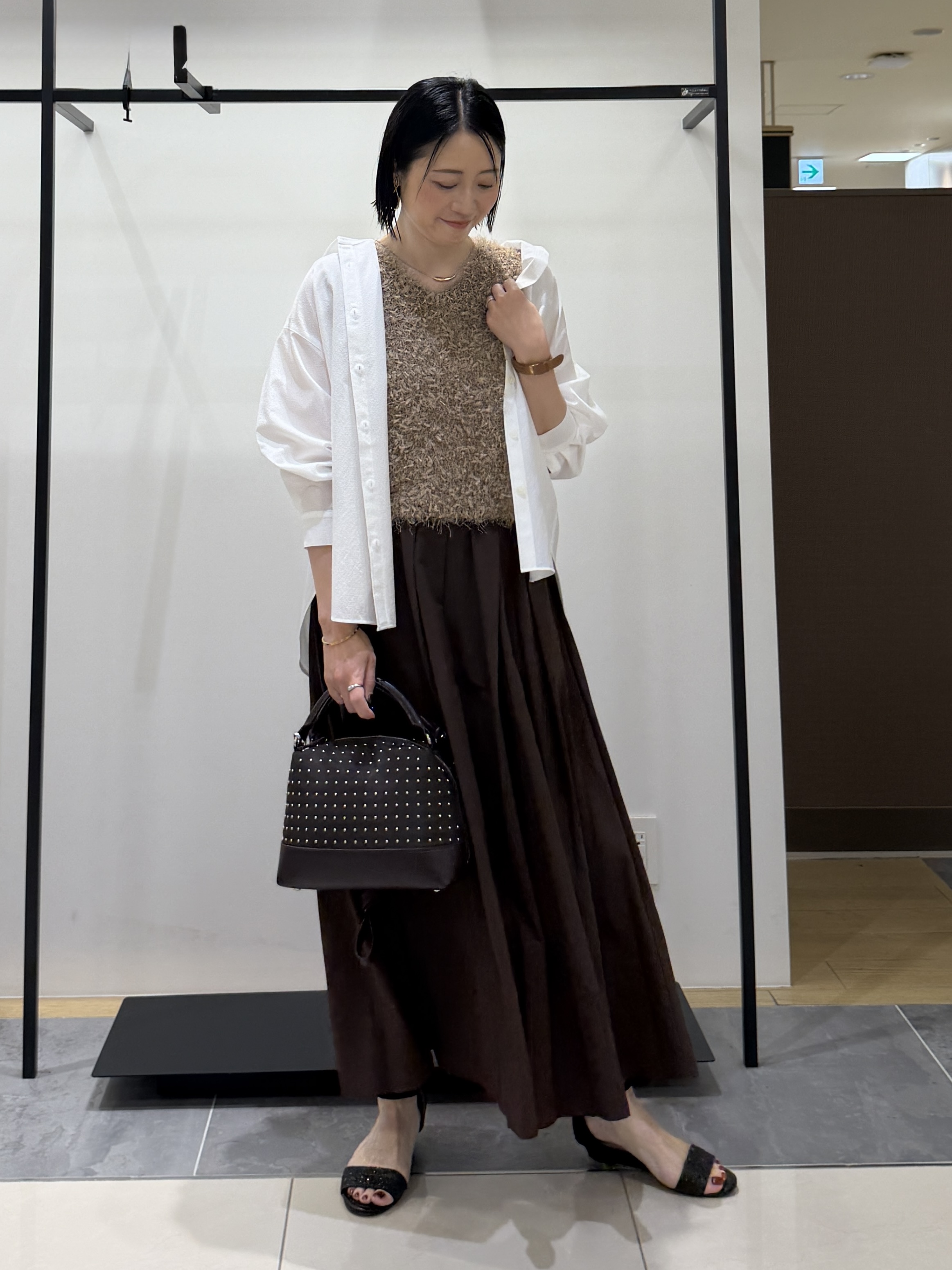 shihoさんの「INDIVI｜【洗える】ファンシーヤーンVネックニットベスト」を使ったコーディネート