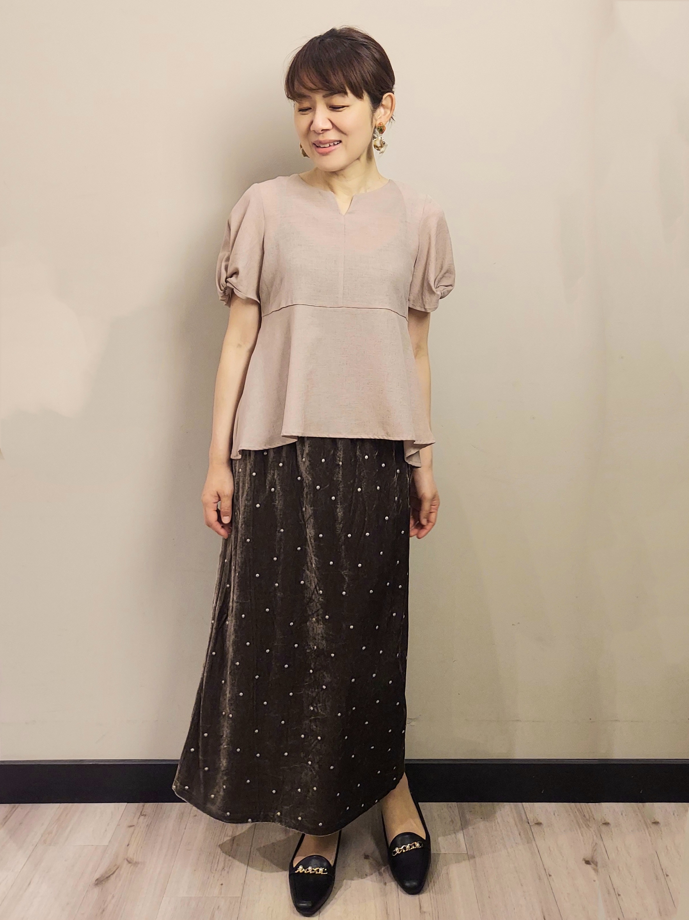 MAKIさんの「index｜【接触冷感／吸水速乾】キーネックペプラムブラウス《洗濯機OK》」を使ったコーディネート
