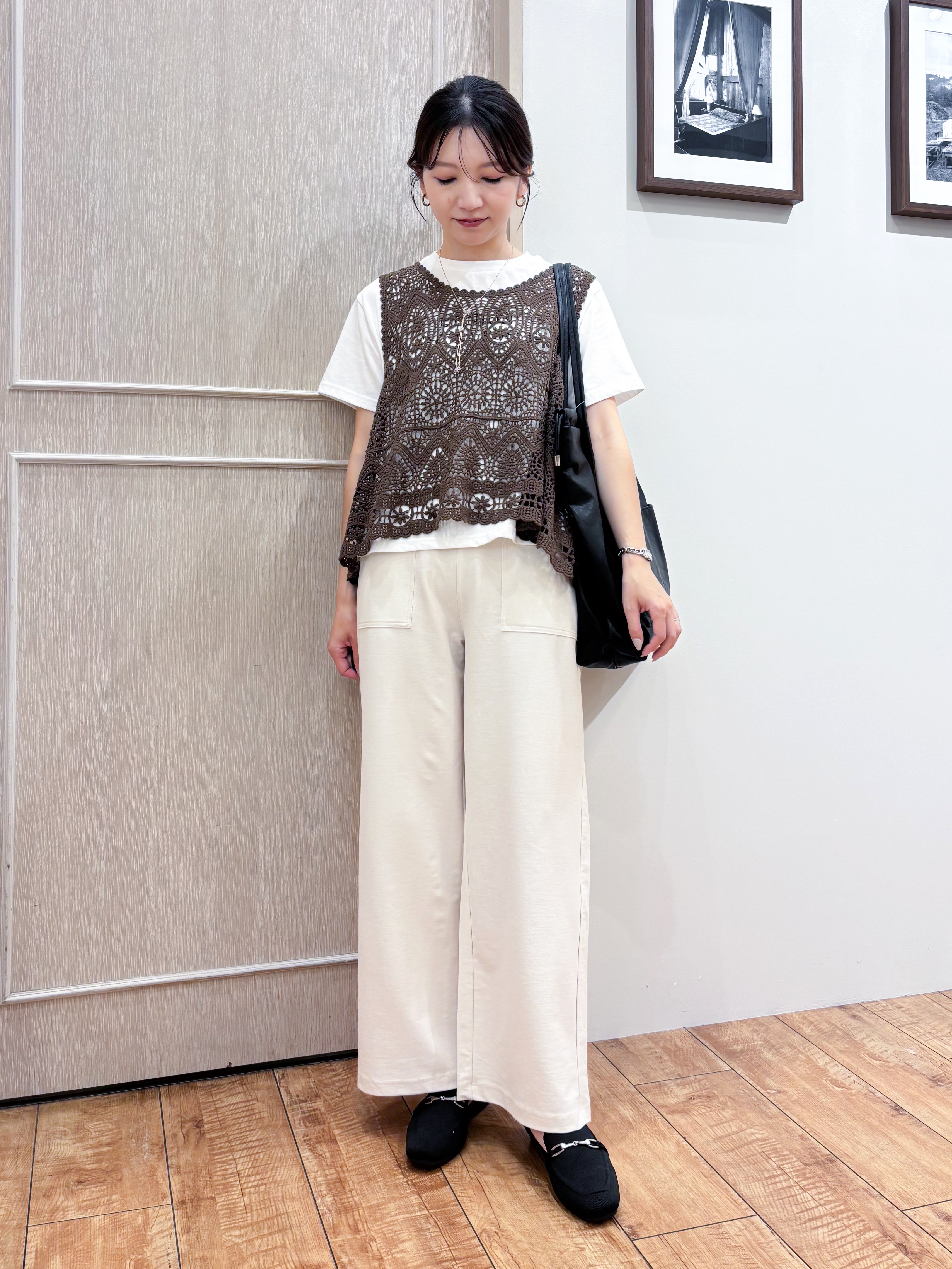 なみさんの「SHOO･LA･RUE｜【2点セット/体型カバー】瞬間レイヤードコーデが完成 クロシェ編みベスト+ロゴT」を使ったコーディネート