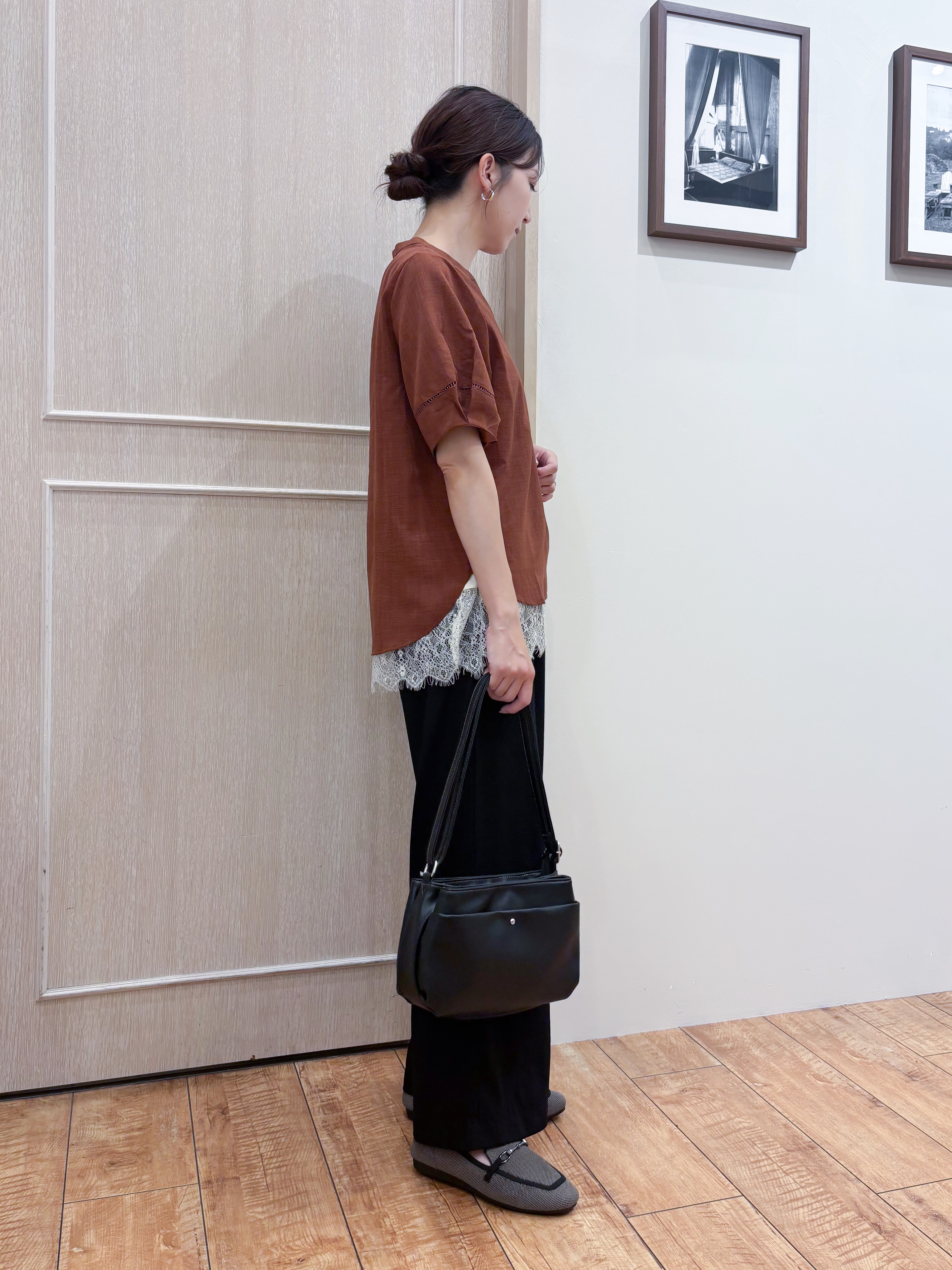 なみさんの「SHOO･LA･RUE｜【洗濯後しわになりにくい/インせずきまる】お袖のハシゴレースで涼やかに 麻調スキッパーブラウス」を使ったコーディネート
