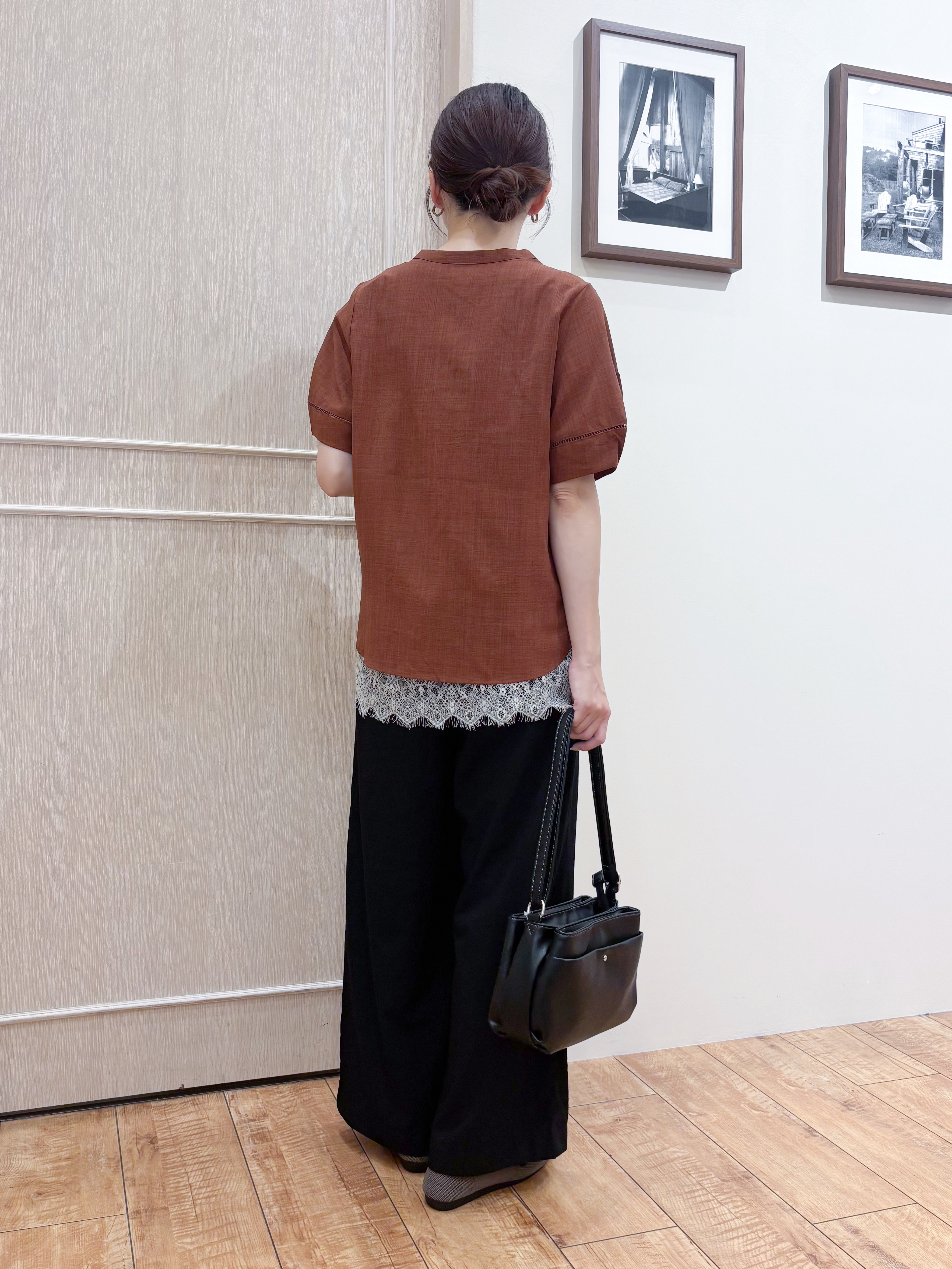 なみさんの「SHOO･LA･RUE｜【洗濯後しわになりにくい/インせずきまる】お袖のハシゴレースで涼やかに 麻調スキッパーブラウス」を使ったコーディネート