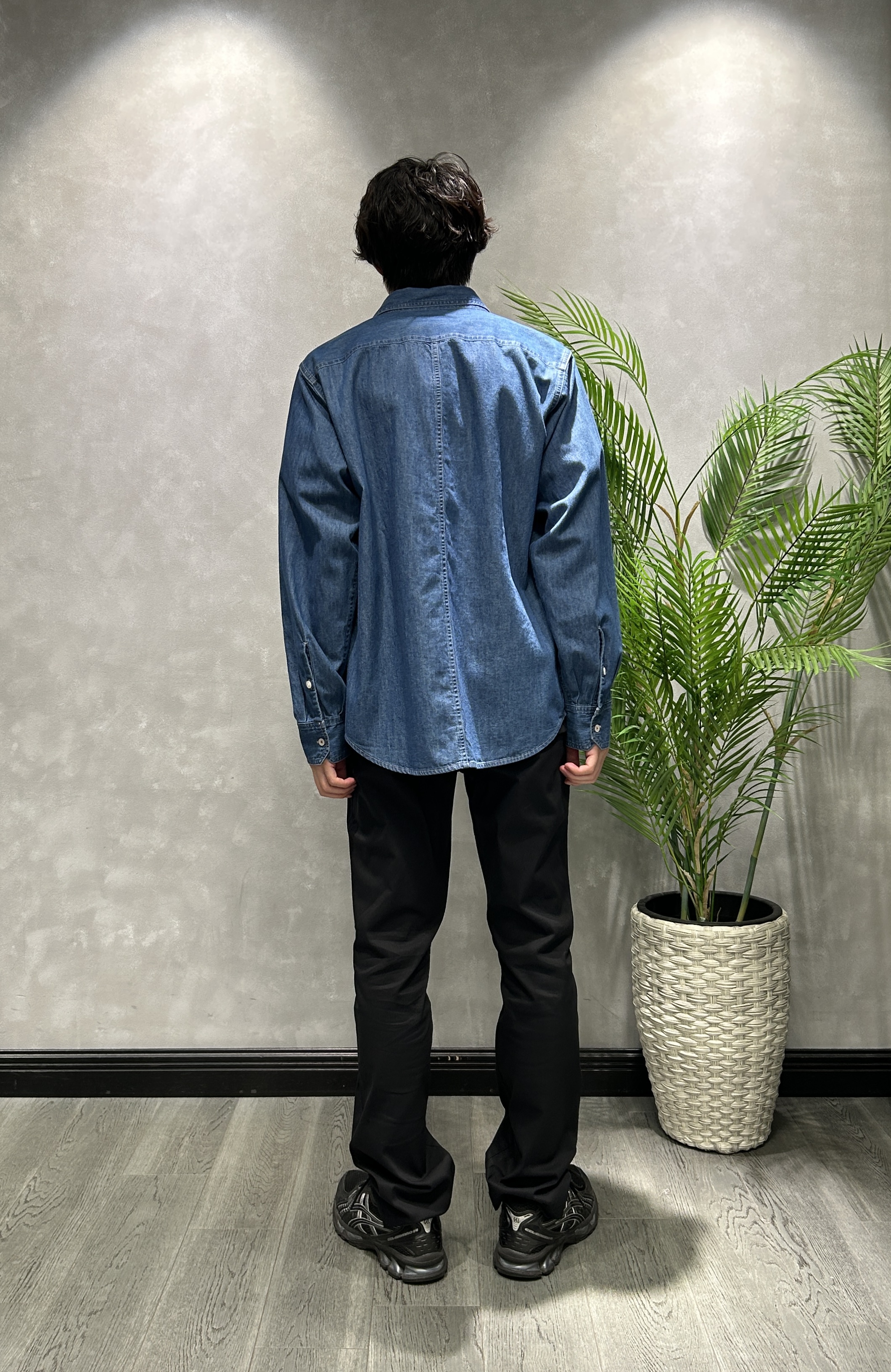 ruiさんの「TAKEO KIKUCHI｜【BOWLER HAT LABEL】Tエンブレム デニムシャツ」を使ったコーディネート