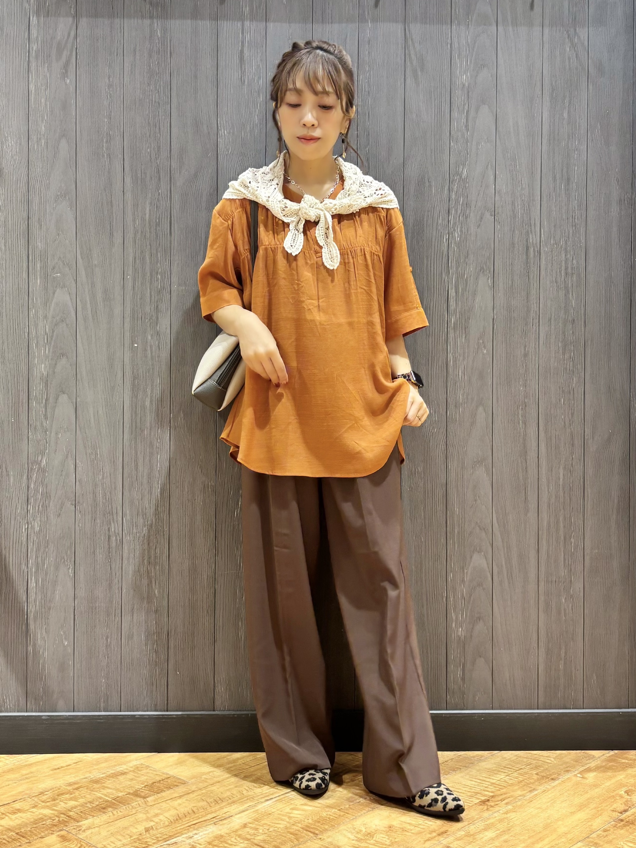 meiさんの「SHOO･LA･RUE｜【ひんやり/UV】お袖の長さが調整出来る シャーリングスキッパーブラウス」を使ったコーディネート