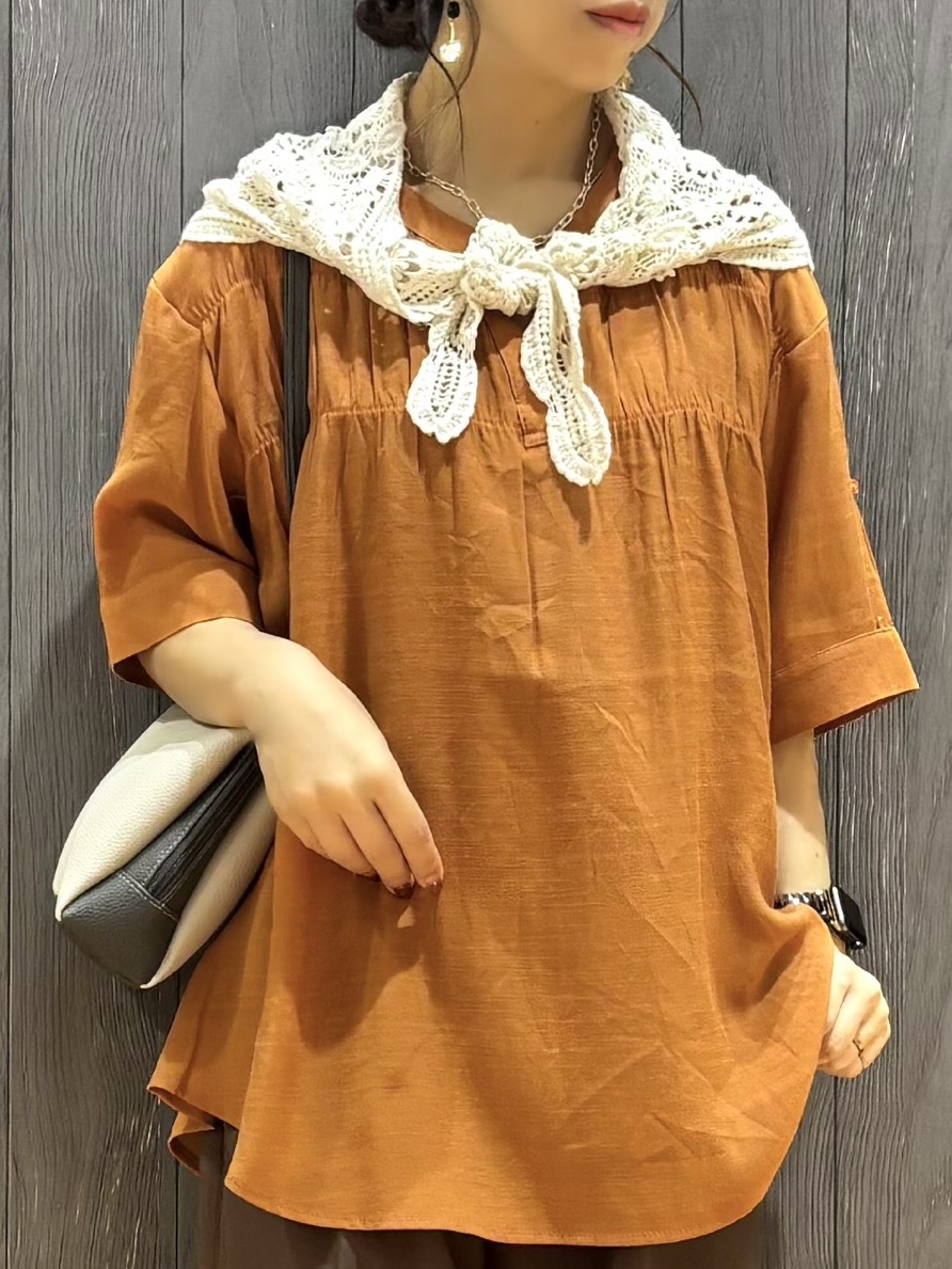 meiさんの「SHOO･LA･RUE｜【ひんやり/UV】お袖の長さが調整出来る シャーリングスキッパーブラウス」を使ったコーディネート