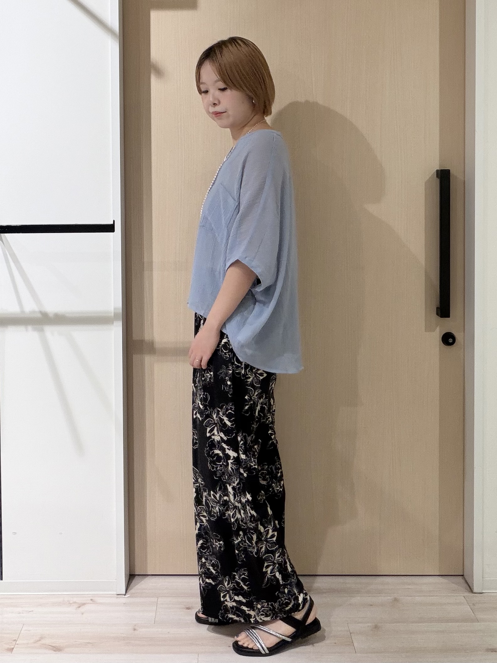 ひらしーさんの「SHOO･LA･RUE｜【洗濯機可/選べる6色】程よいシアー感が涼し気 ゆったりワッシャードルマンブラウス」を使ったコーディネート