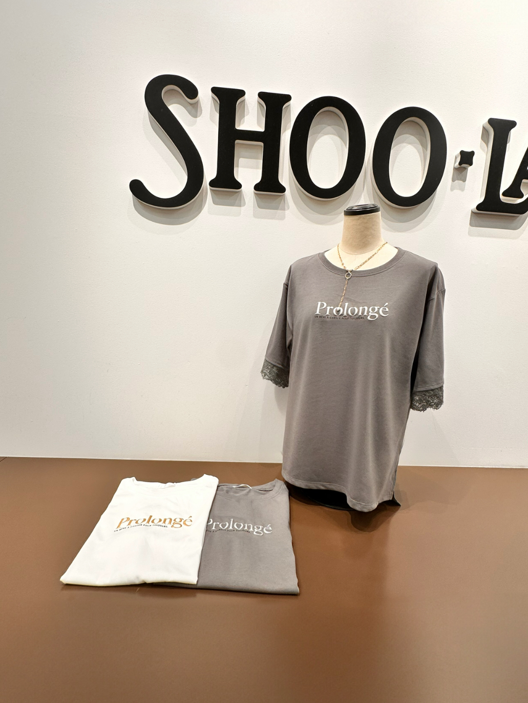 Yossyさんの「SHOO･LA･RUE｜【ひんやり/UV/S-LL】柄アソート お袖レースが旬顔 上品に決まる大人Tシャツ」を使ったコーディネート