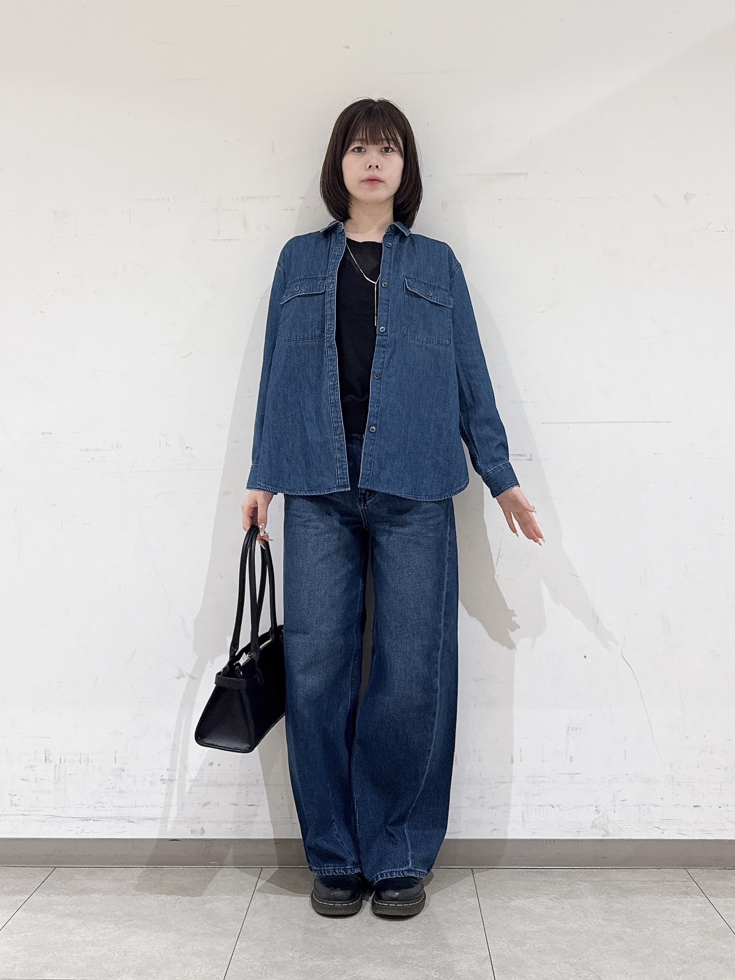 rinaさんの「INDIVI｜【洗える／体型カバー】ライトデニム ワークシャツ」を使ったコーディネート