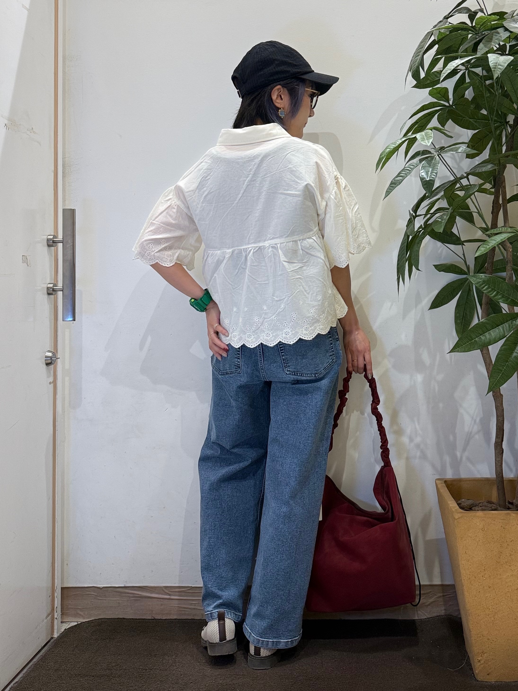 misakiさんの「SHOO･LA･RUE｜【洗濯機可/綿100％】刺繍レースがこなれ見え インせず着られるペプラムブラウス」を使ったコーディネート