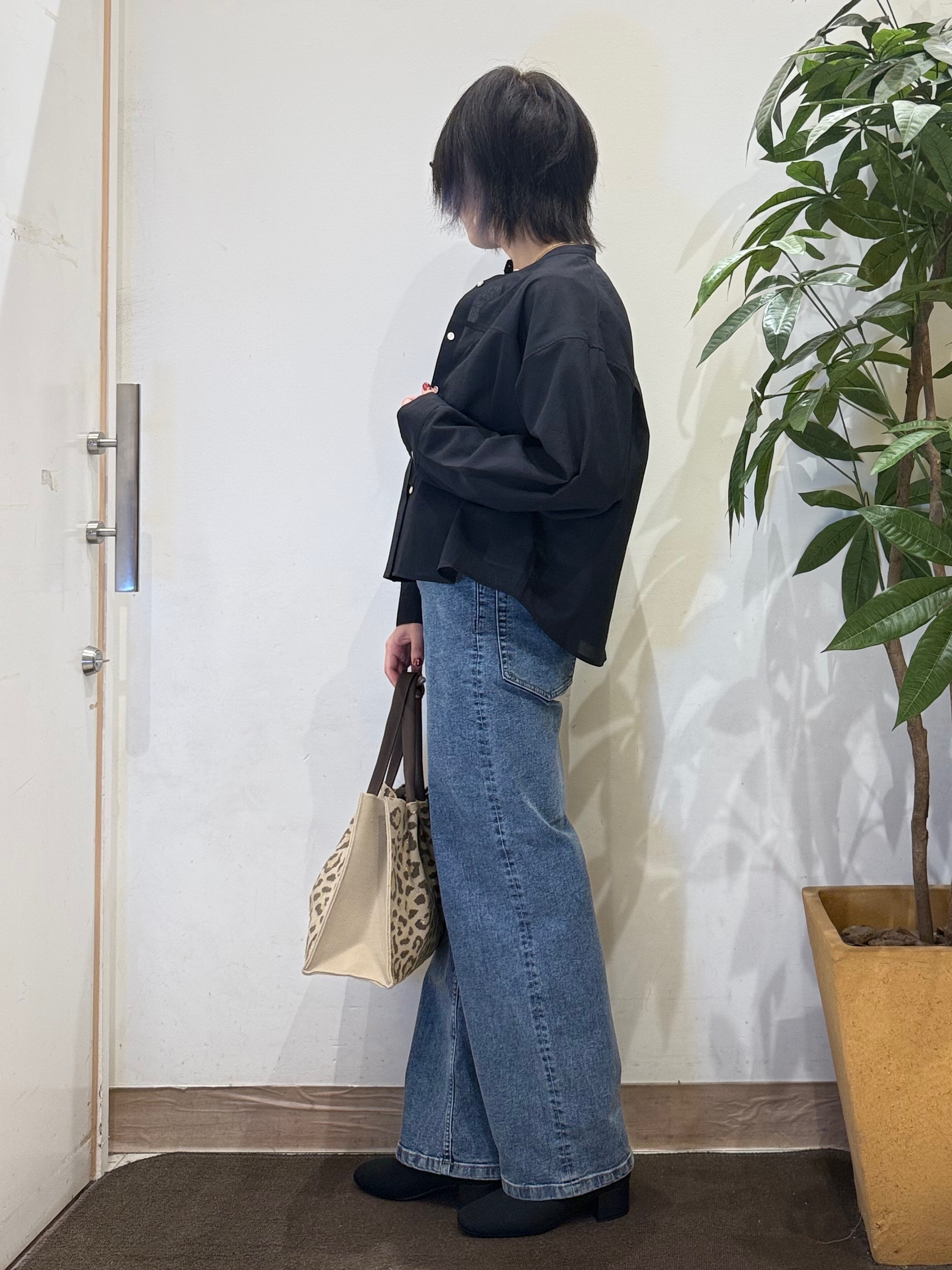 misakiさんの「SHOO･LA･RUE｜【通気性〇/S-LL/洗濯機可】さらりと心地よい。ノーカラーシャツ」を使ったコーディネート