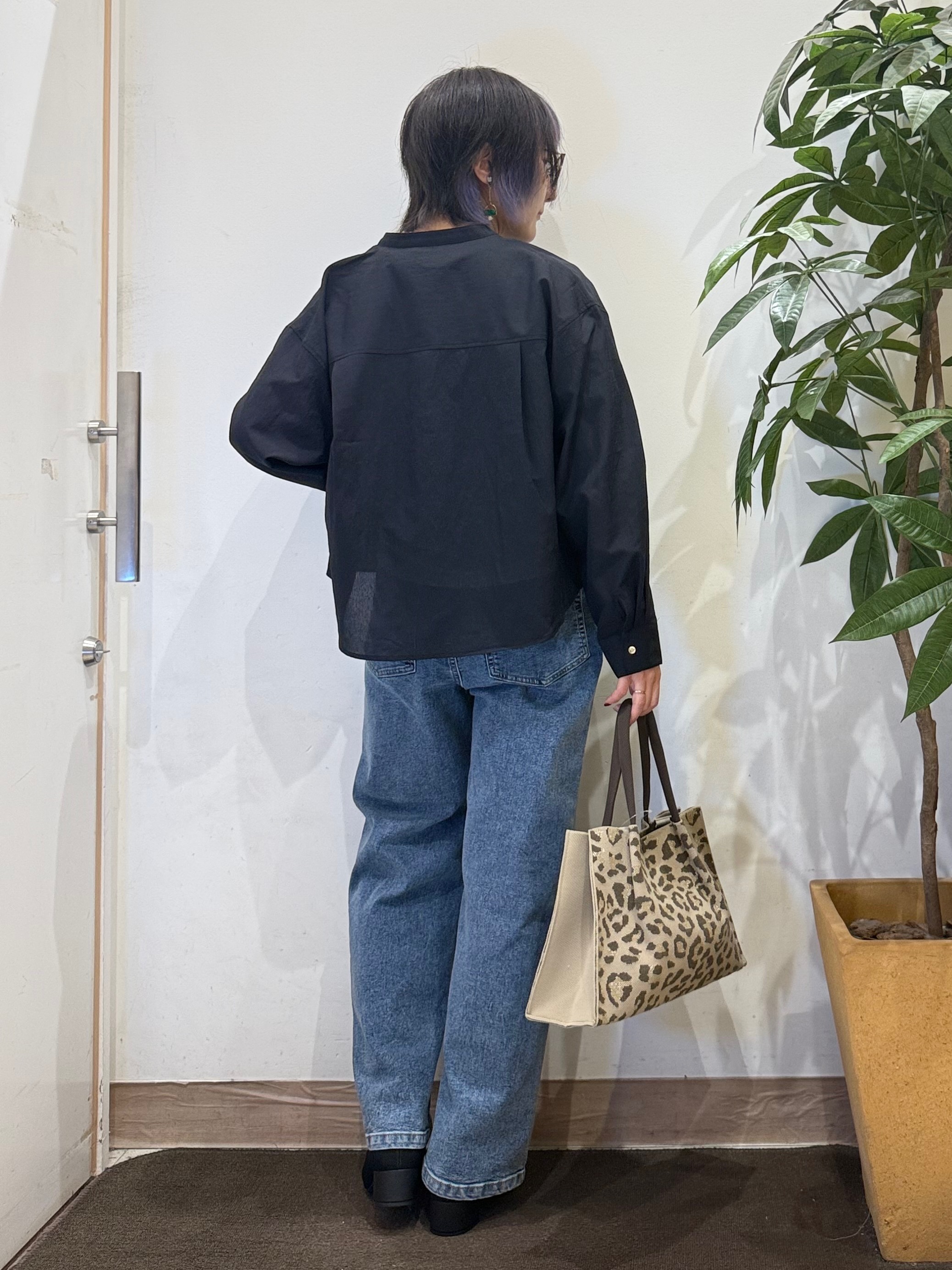 misakiさんの「SHOO･LA･RUE｜【通気性〇/S-LL/洗濯機可】さらりと心地よい。ノーカラーシャツ」を使ったコーディネート