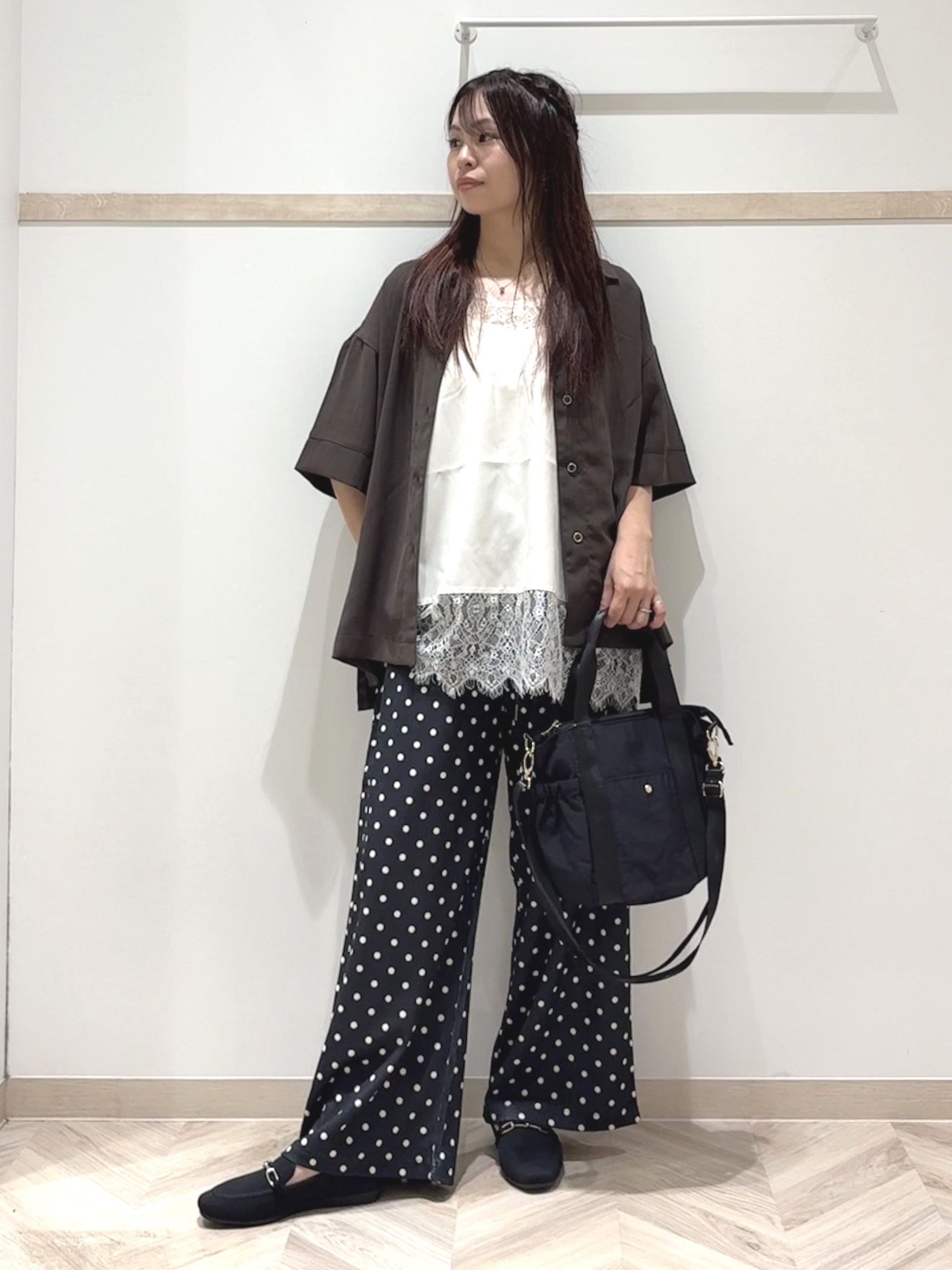 nanaさんの「SHOO･LA･RUE｜【通気性〇/ひんやり/S-LL】洗濯後しわになりにくい とろみストライプシャツ」を使ったコーディネート