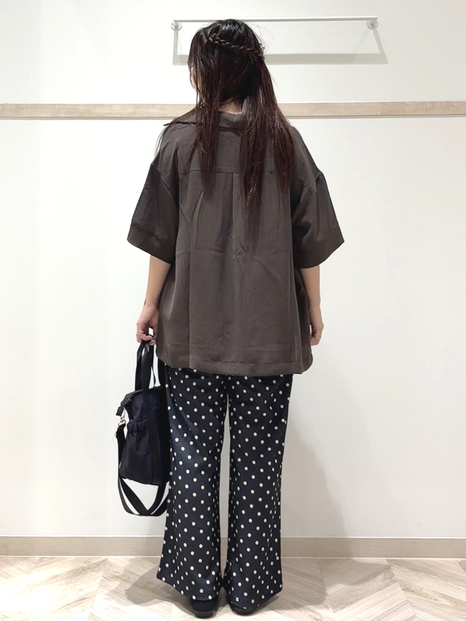 nanaさんの「SHOO･LA･RUE｜【通気性〇/ひんやり/S-LL】洗濯後しわになりにくい とろみストライプシャツ」を使ったコーディネート
