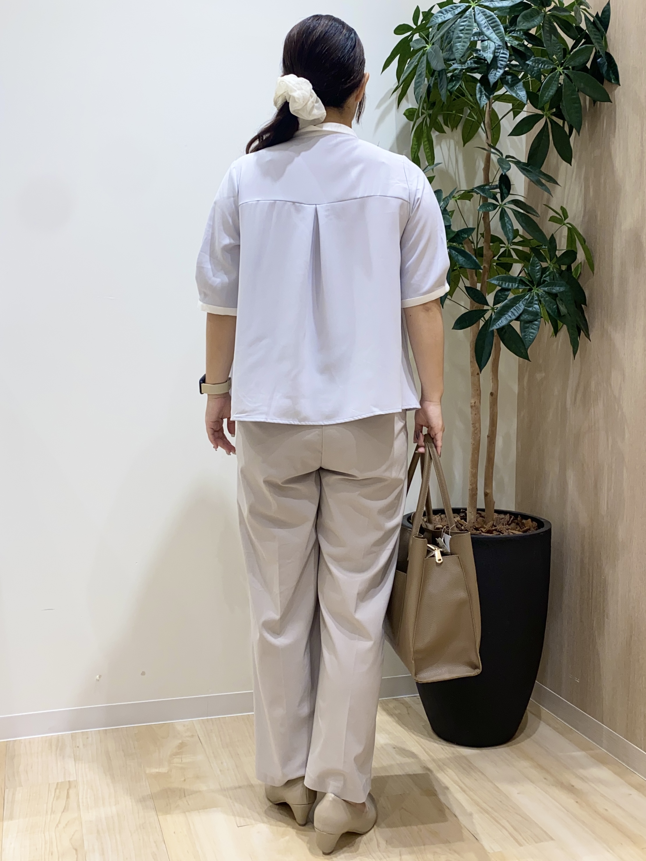 HANAさんの「grove｜【洗濯機OK/シワになりにくい】1枚で華やぐ配色ボウタイブラウス」を使ったコーディネート