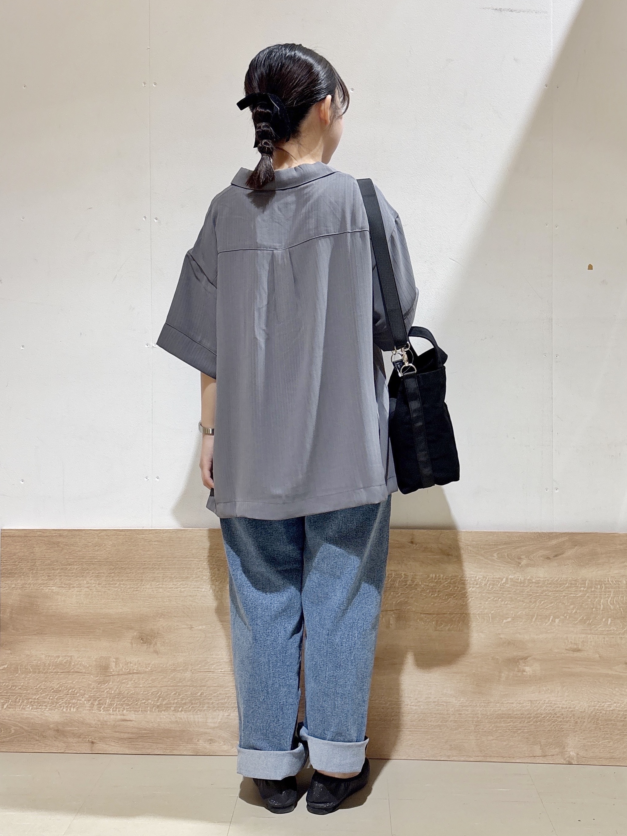 るねさんの「SHOO･LA･RUE｜【通気性〇/ひんやり/S-LL】洗濯後しわになりにくい とろみストライプシャツ」を使ったコーディネート