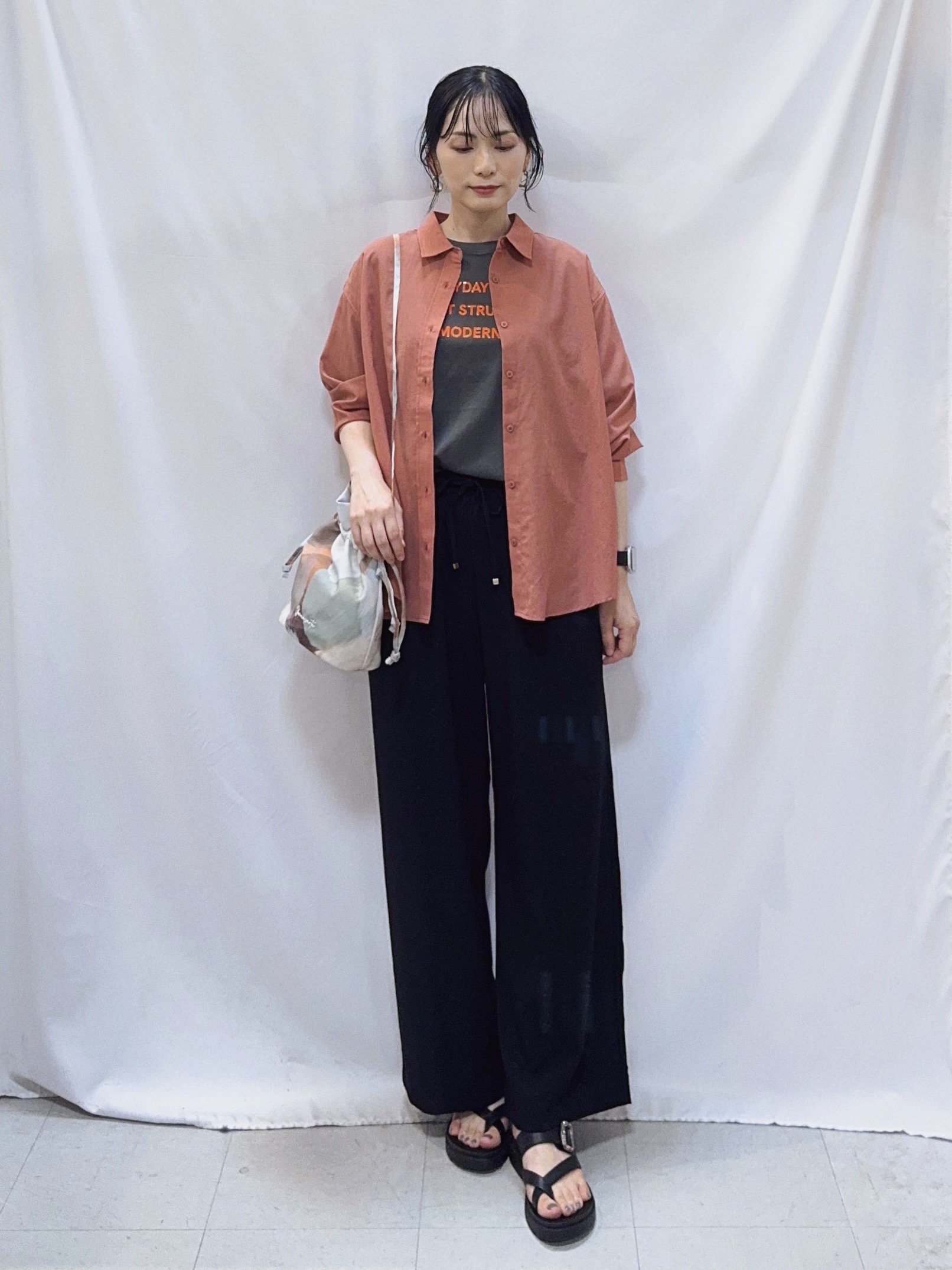 𝐇𝐢𝐫𝐨𝐦𝐢さんの「SHOO･LA･RUE｜【通気性〇/S-LL/洗濯機可】大人のきちんとベーシックシャツ」を使ったコーディネート