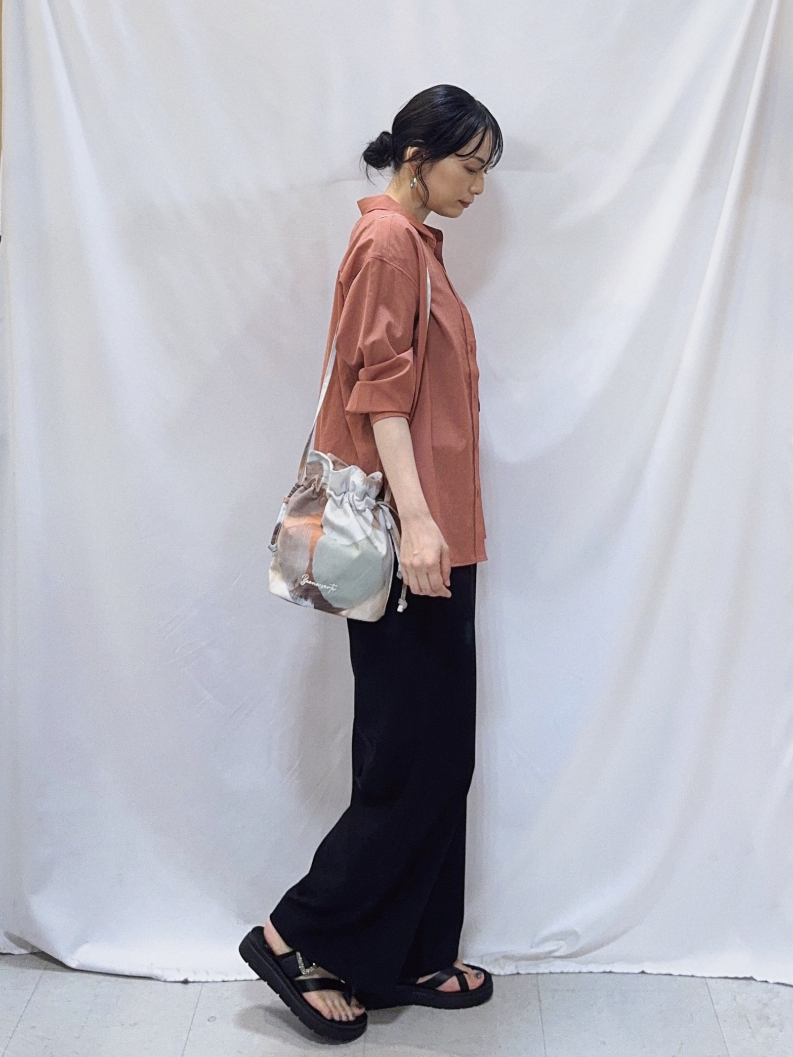 𝐇𝐢𝐫𝐨𝐦𝐢さんの「SHOO･LA･RUE｜【通気性〇/S-LL/洗濯機可】大人のきちんとベーシックシャツ」を使ったコーディネート