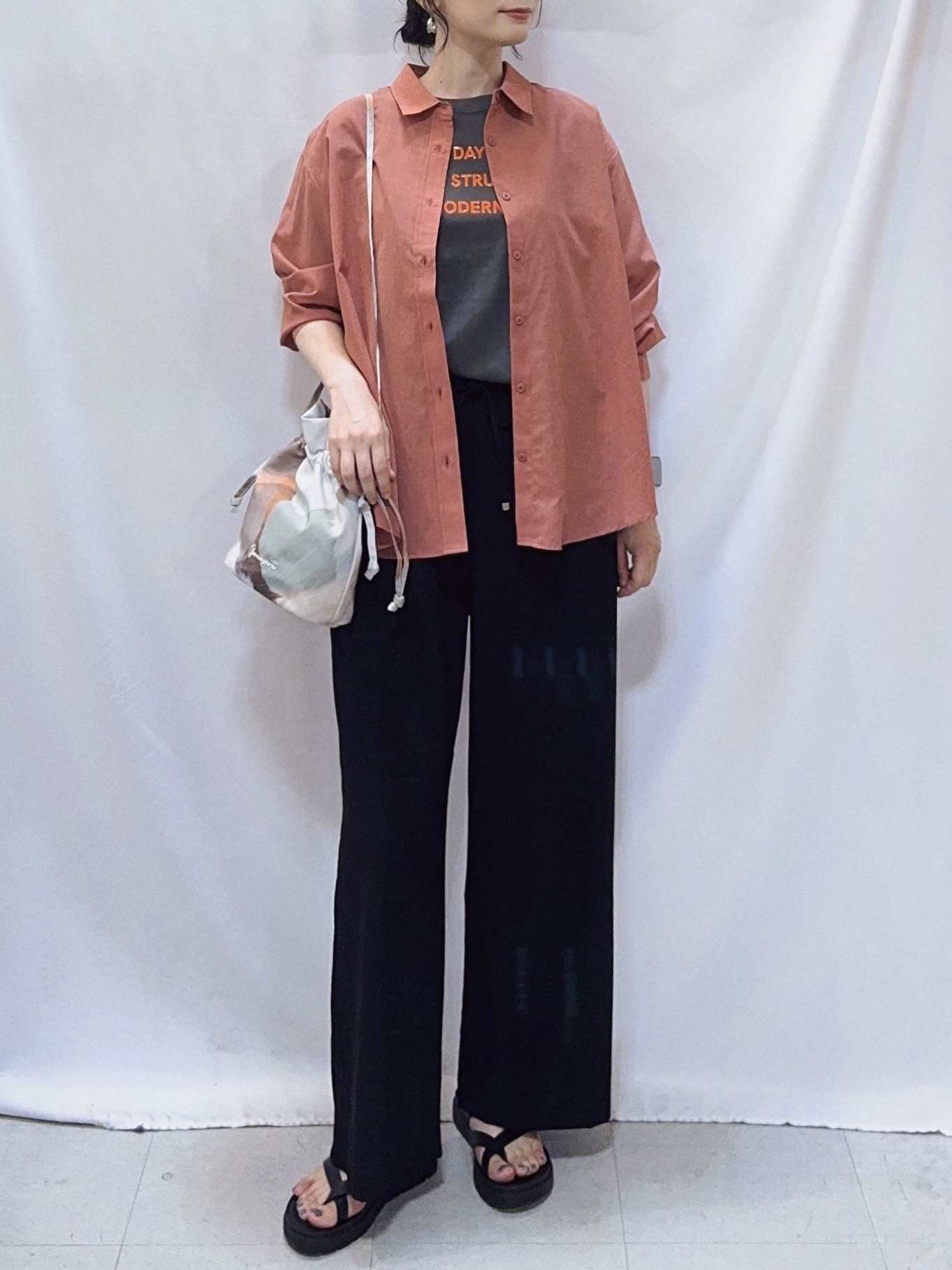 𝐇𝐢𝐫𝐨𝐦𝐢さんの「SHOO･LA･RUE｜【通気性〇/S-LL/洗濯機可】大人のきちんとベーシックシャツ」を使ったコーディネート