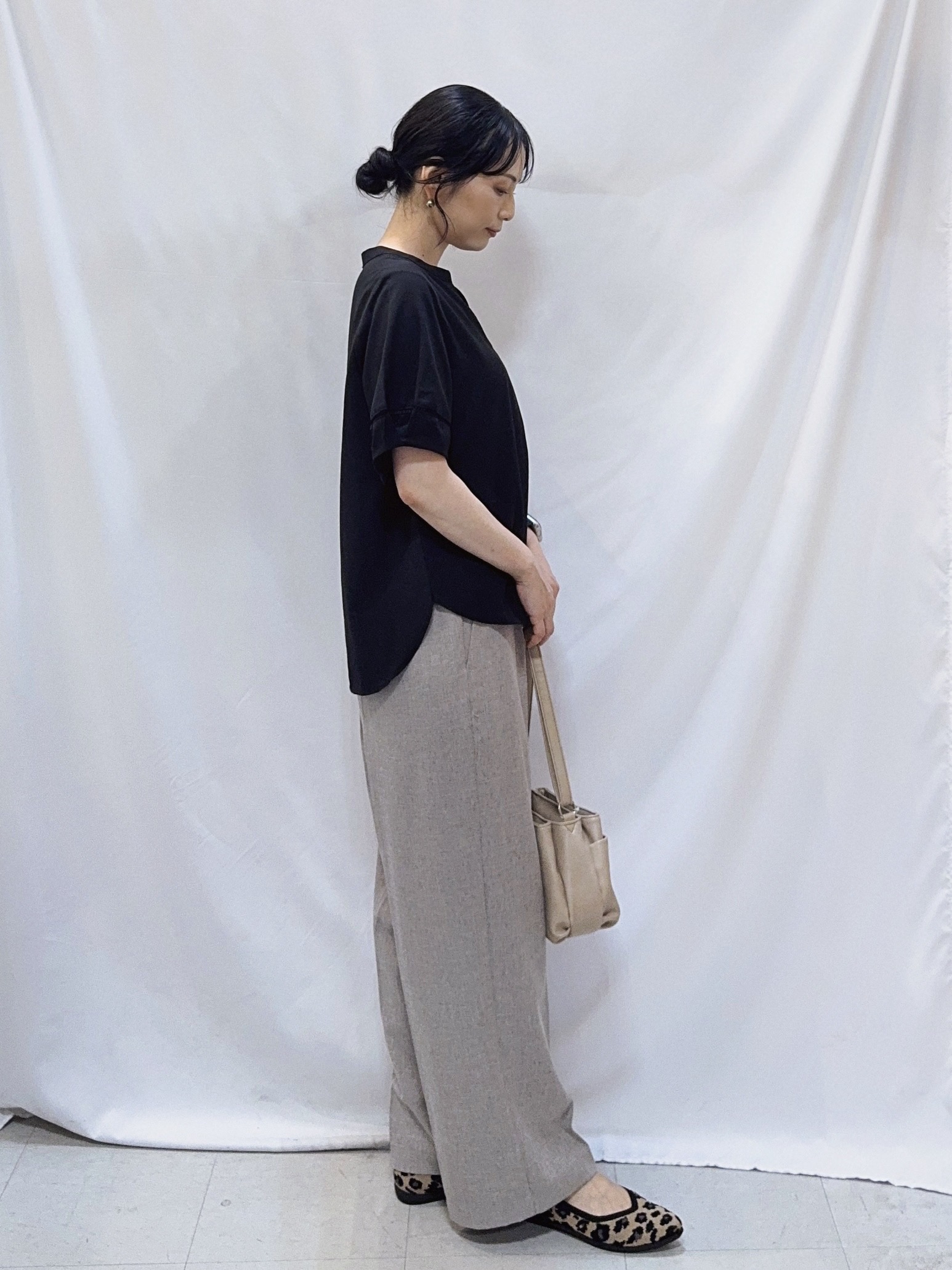 𝐇𝐢𝐫𝐨𝐦𝐢さんの「SHOO･LA･RUE｜【洗濯後しわになりにくい/インせずきまる】お袖のハシゴレースで涼やかに 麻調スキッパーブラウス」を使ったコーディネート
