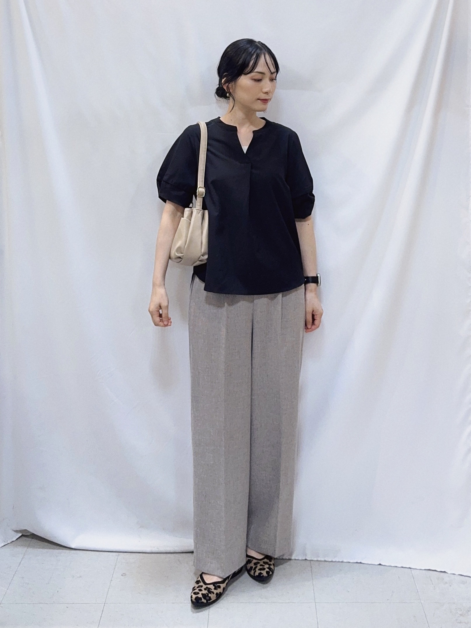 𝐇𝐢𝐫𝐨𝐦𝐢さんの「SHOO･LA･RUE｜【洗濯後しわになりにくい/インせずきまる】お袖のハシゴレースで涼やかに 麻調スキッパーブラウス」を使ったコーディネート