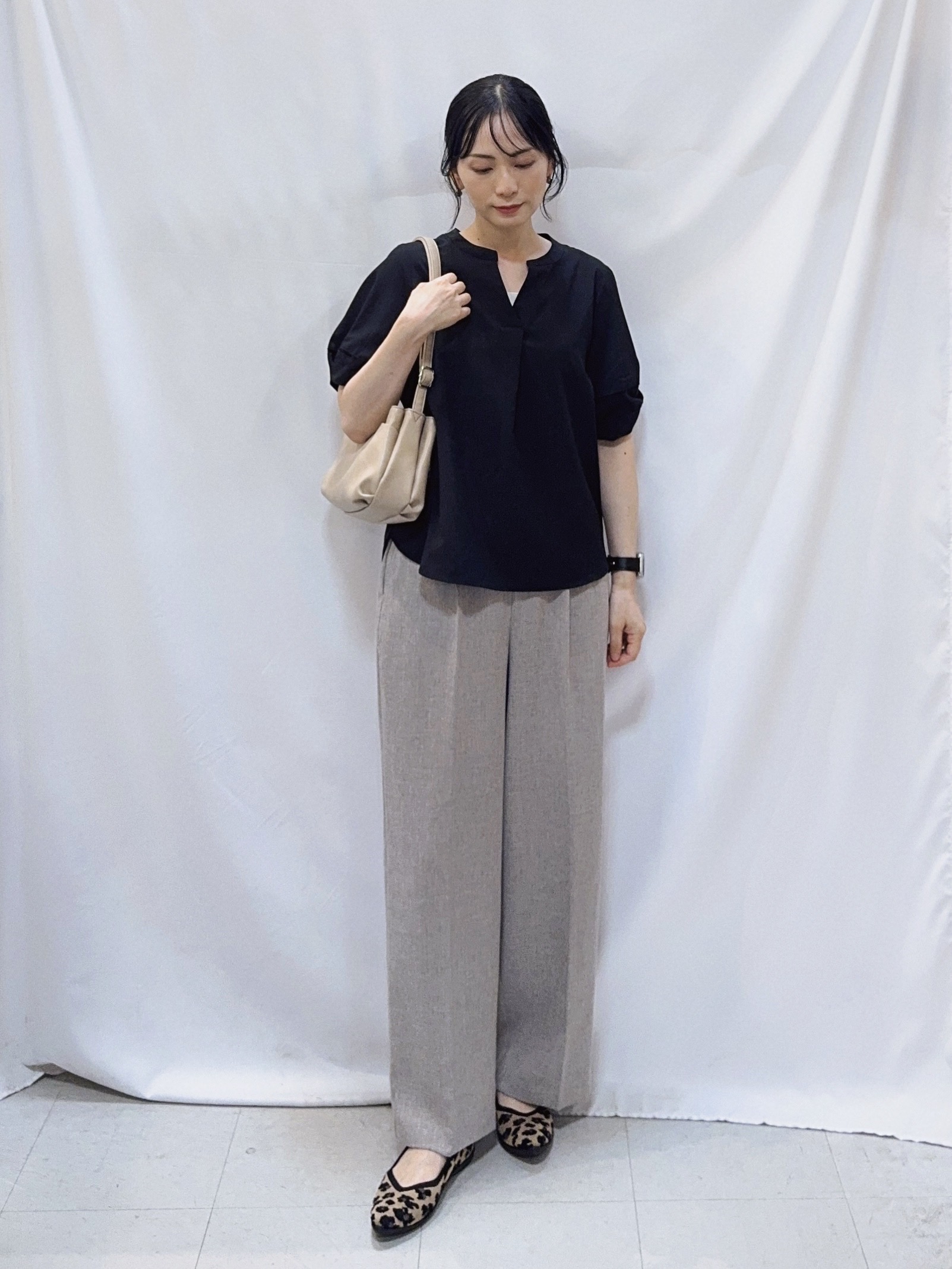 𝐇𝐢𝐫𝐨𝐦𝐢さんの「SHOO･LA･RUE｜【洗濯後しわになりにくい/インせずきまる】お袖のハシゴレースで涼やかに 麻調スキッパーブラウス」を使ったコーディネート