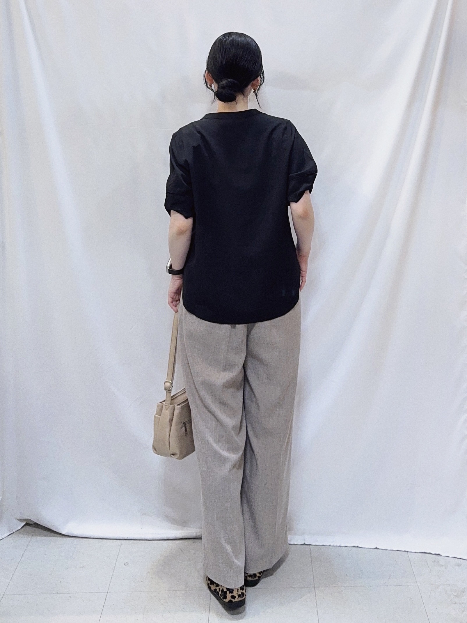 𝐇𝐢𝐫𝐨𝐦𝐢さんの「SHOO･LA･RUE｜【洗濯後しわになりにくい/インせずきまる】お袖のハシゴレースで涼やかに 麻調スキッパーブラウス」を使ったコーディネート