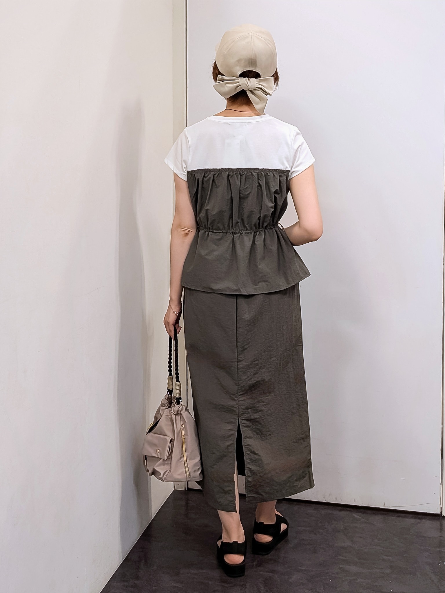 やまちゃんさんの「grove｜【低身長さんも選べる着丈・洗濯機◎】1枚で旬顔！Tシャツドッキングドロストワンピース」を使ったコーディネート