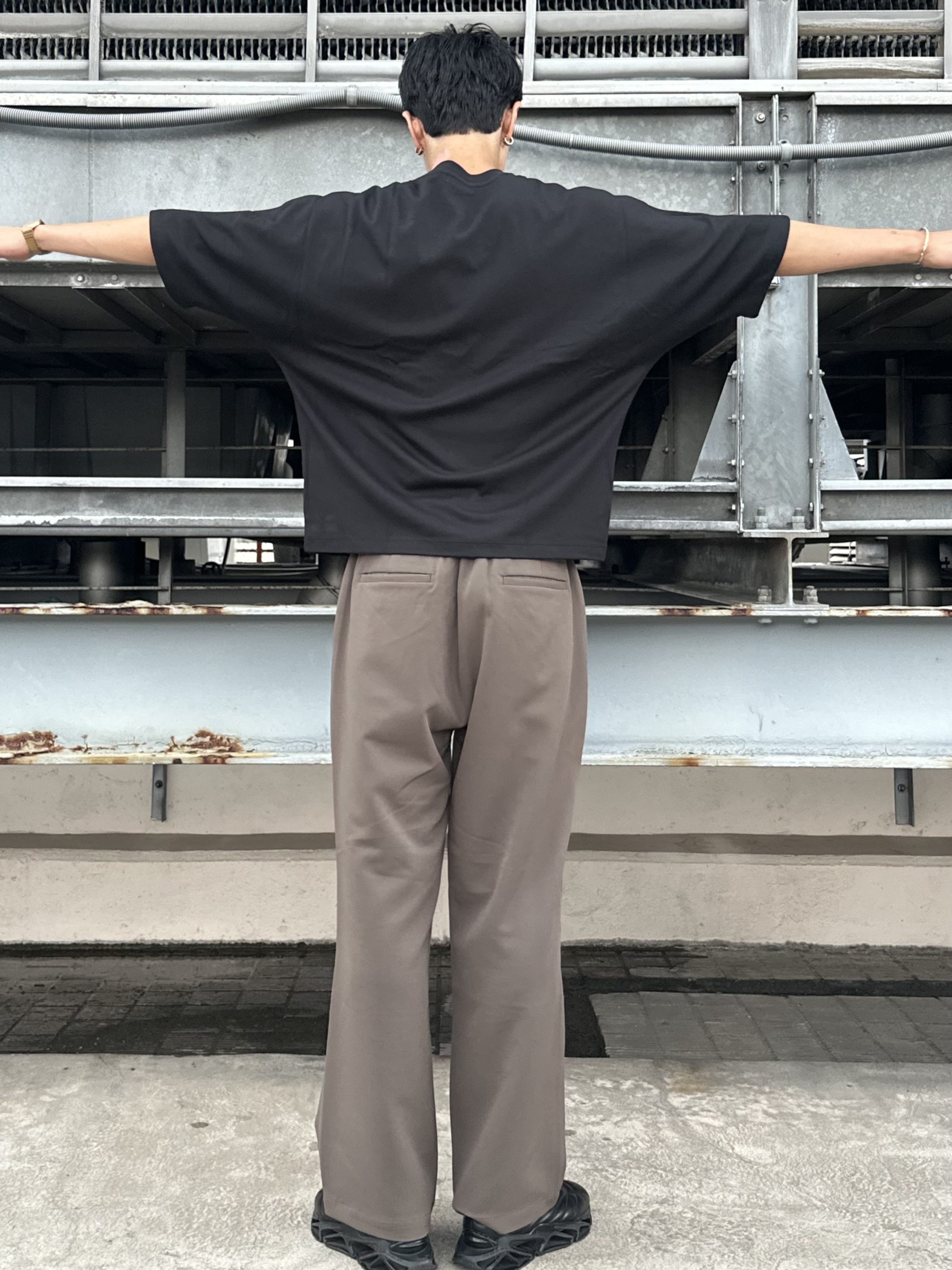 KOHEIさんの「tk.TAKEO KIKUCHI｜【防シワ／ストレッチ/セット対応可】smart shiftシリーズ バレルシルエットパンツ」を使ったコーディネート