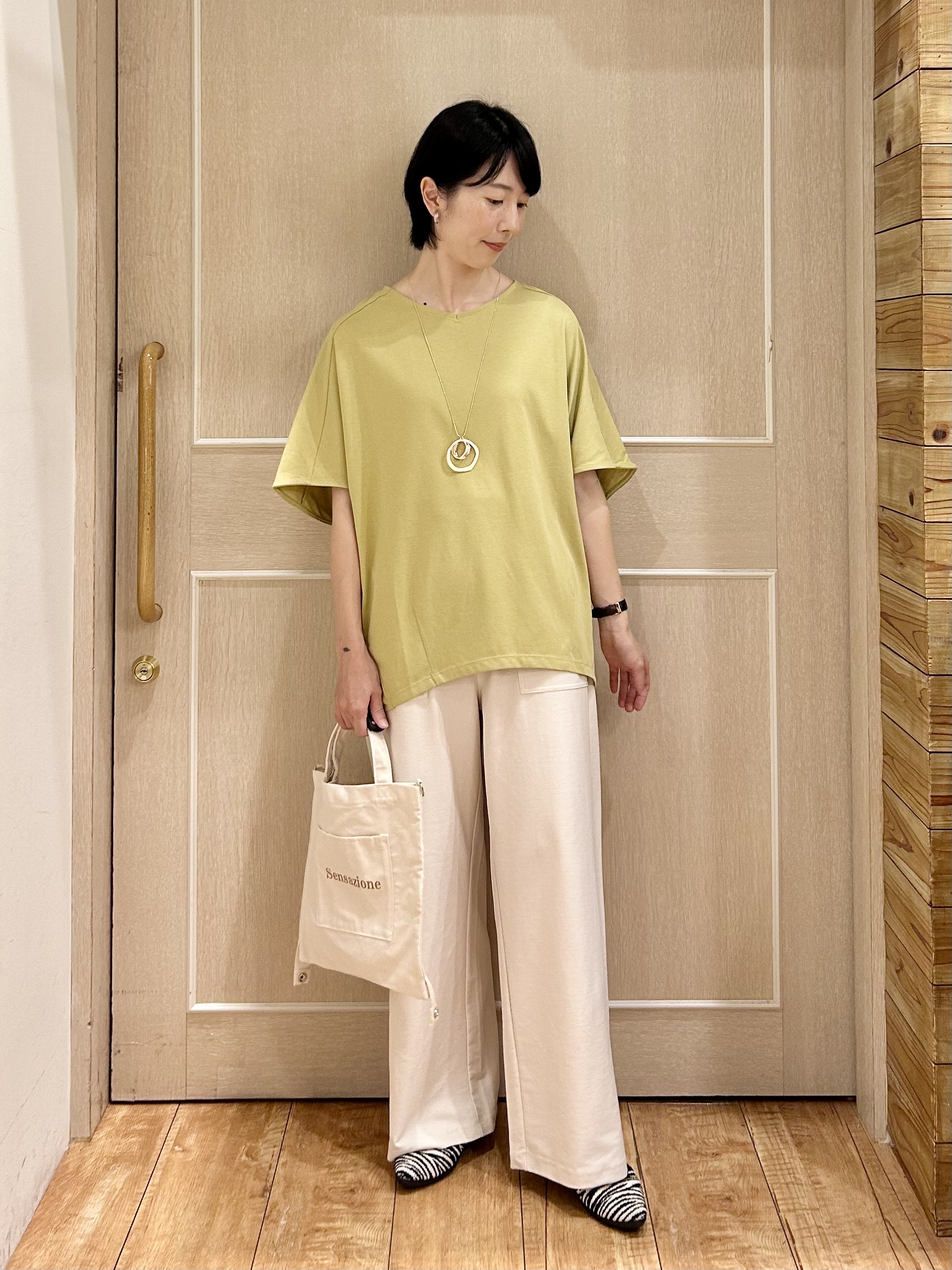 ちぐささんの「SHOO･LA･RUE｜【ひんやり/体型カバー】インせず着られる 上品見えのドルマントップス」を使ったコーディネート