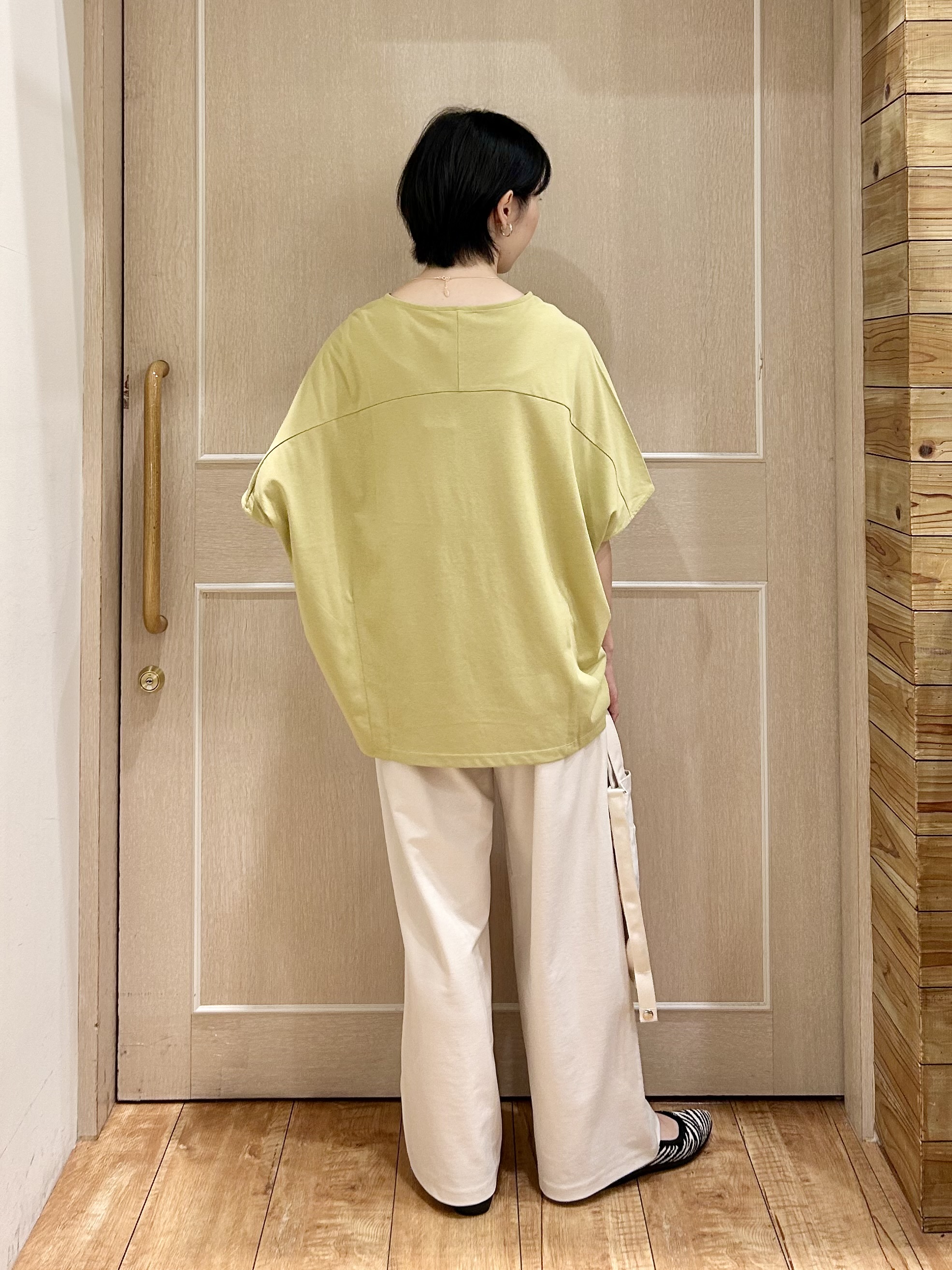 ちぐささんの「SHOO･LA･RUE｜【ひんやり/体型カバー】インせず着られる 上品見えのドルマントップス」を使ったコーディネート