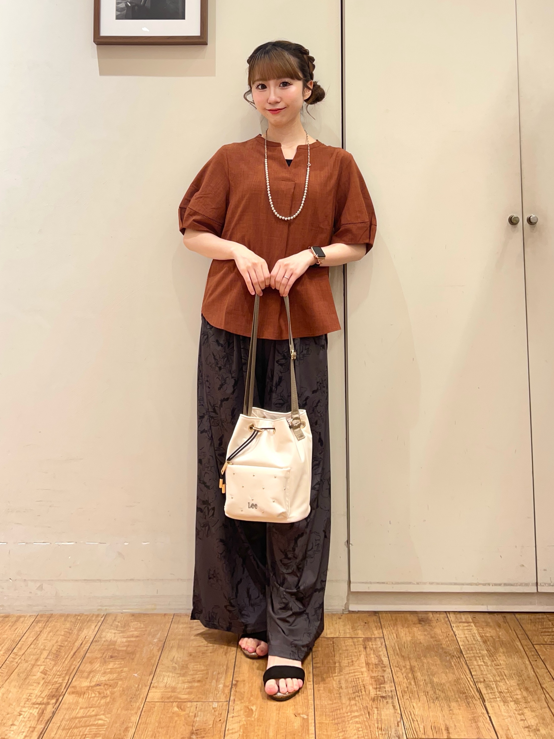 AIRIさんの「SHOO･LA･RUE｜【洗濯後しわになりにくい/インせずきまる】お袖のハシゴレースで涼やかに 麻調スキッパーブラウス」を使ったコーディネート