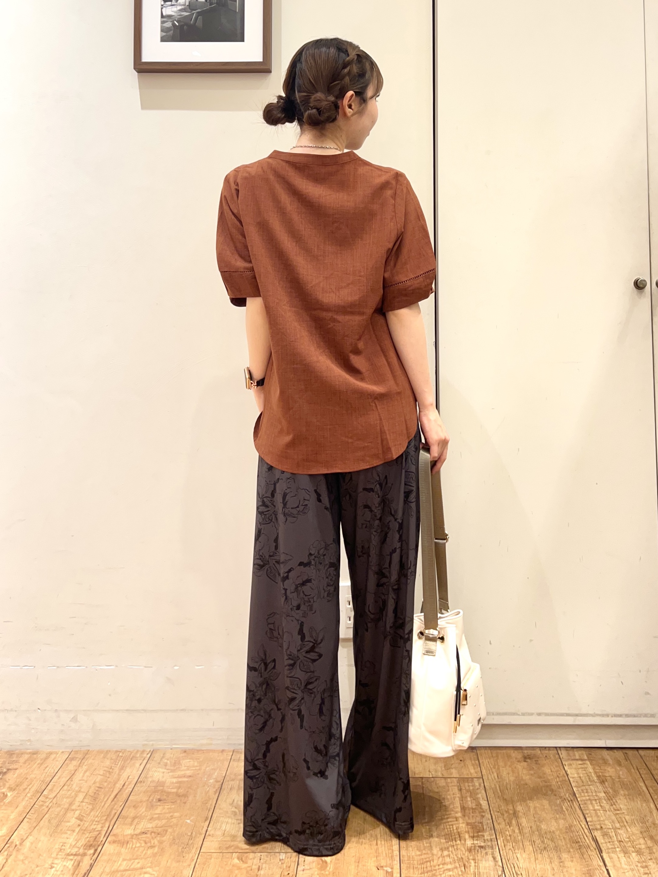 AIRIさんの「SHOO･LA･RUE｜【洗濯後しわになりにくい/インせずきまる】お袖のハシゴレースで涼やかに 麻調スキッパーブラウス」を使ったコーディネート