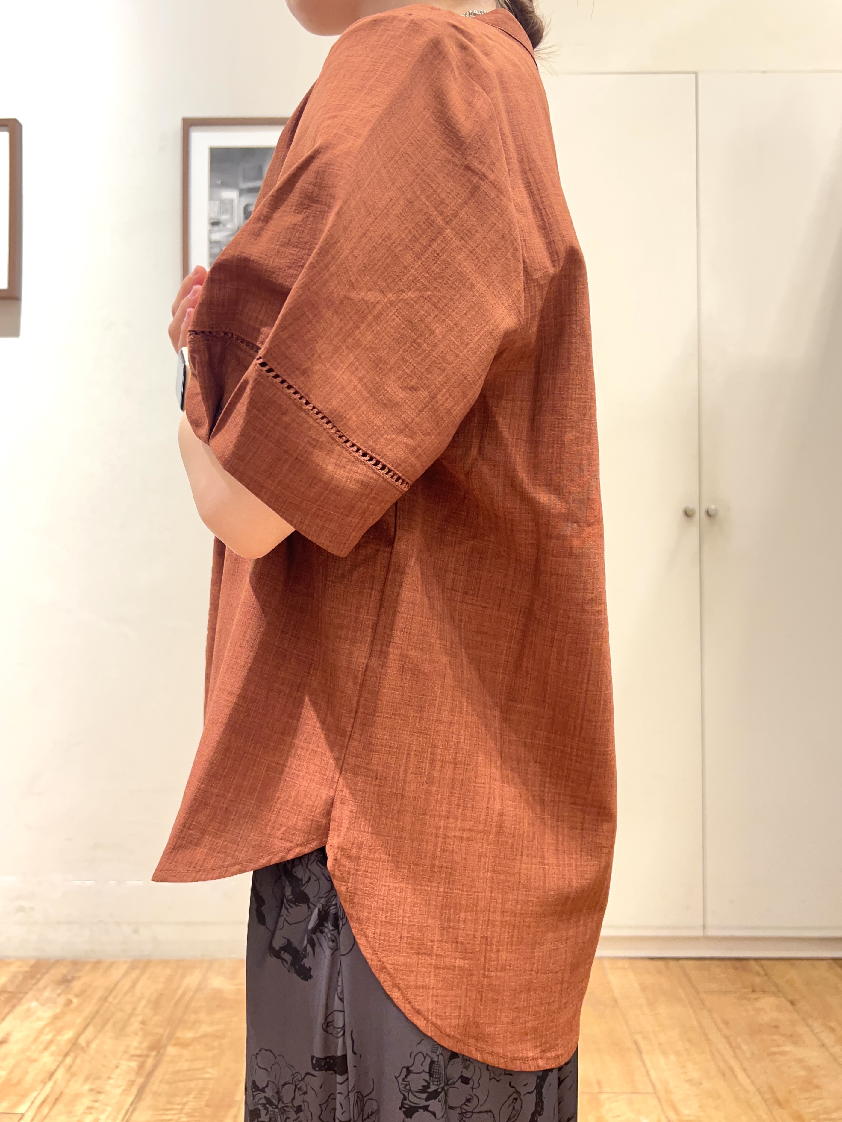 AIRIさんの「SHOO･LA･RUE｜【洗濯後しわになりにくい/インせずきまる】お袖のハシゴレースで涼やかに 麻調スキッパーブラウス」を使ったコーディネート