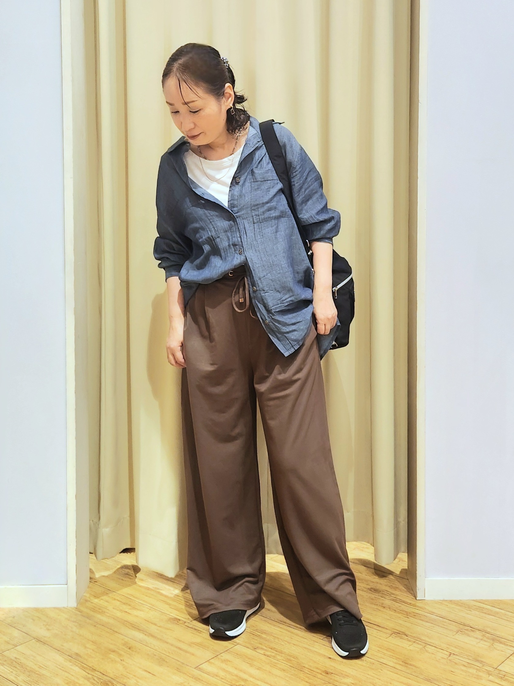 くまさんの「SHOO･LA･RUE｜【綿100%/UV/S-LL/体型カバー】優しく透ける 柔らかシアーデニムシャツ」を使ったコーディネート