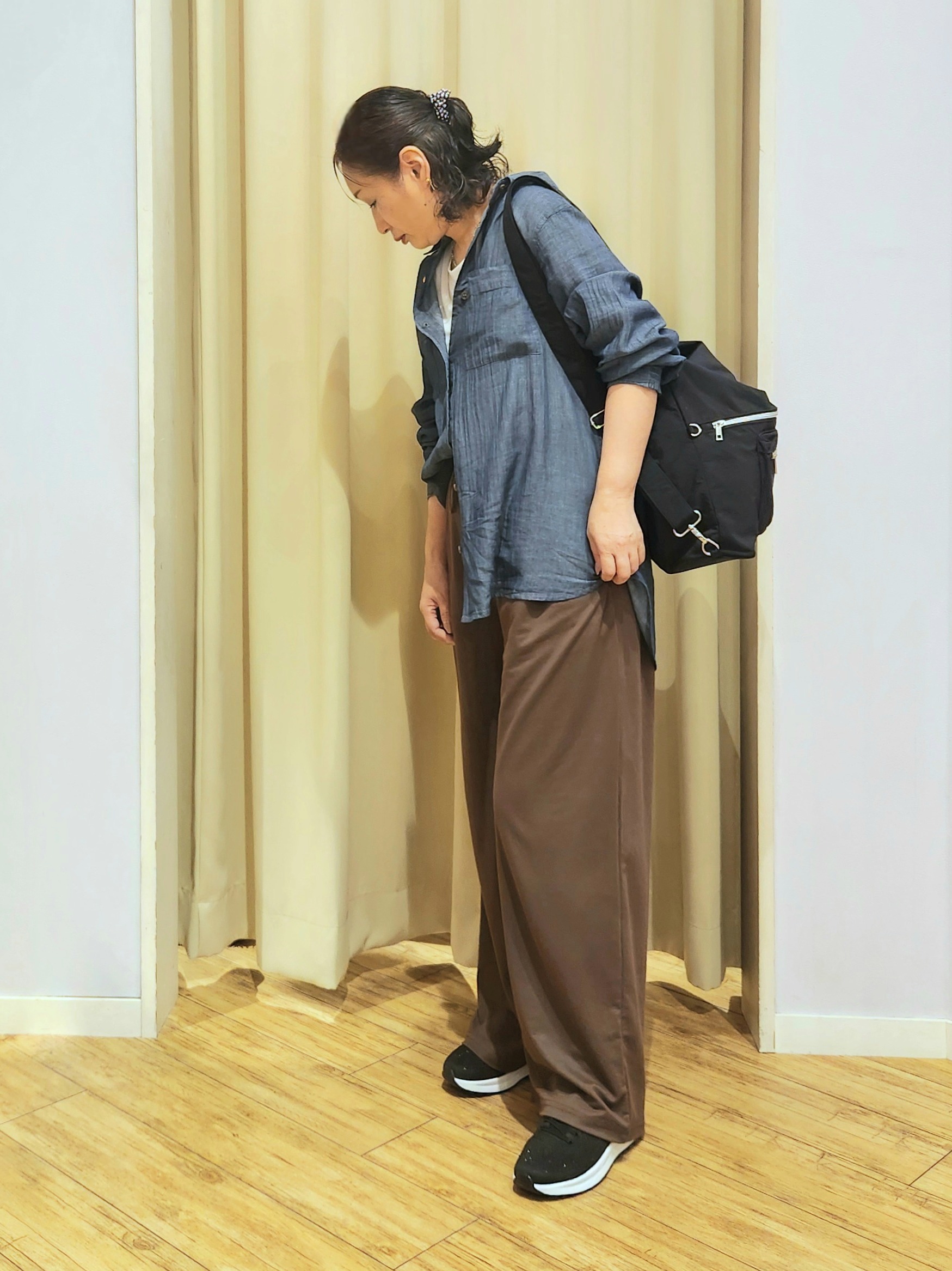 くまさんの「SHOO･LA･RUE｜【綿100%/UV/S-LL/体型カバー】優しく透ける 柔らかシアーデニムシャツ」を使ったコーディネート