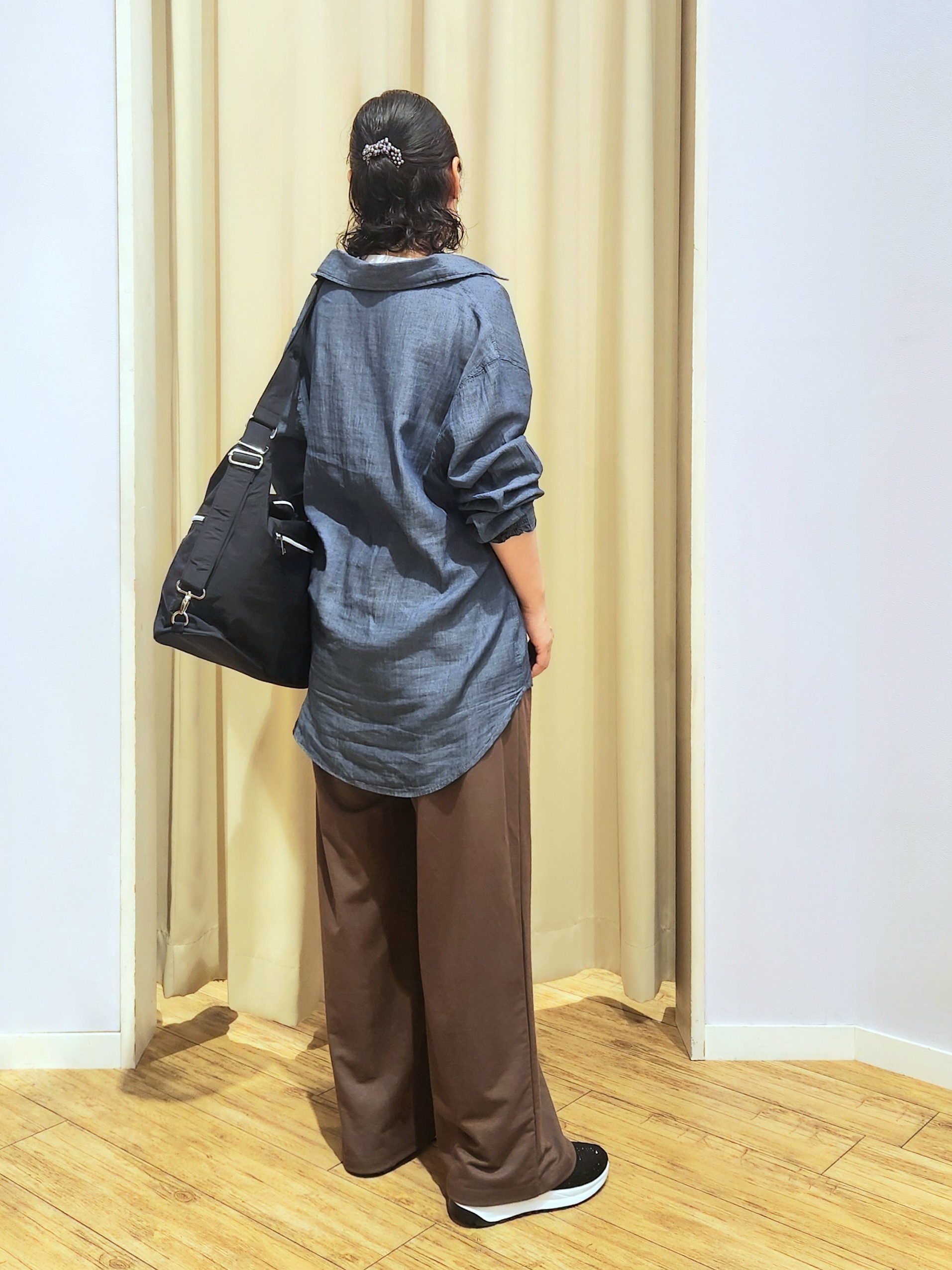くまさんの「SHOO･LA･RUE｜【綿100%/UV/S-LL/体型カバー】優しく透ける 柔らかシアーデニムシャツ」を使ったコーディネート