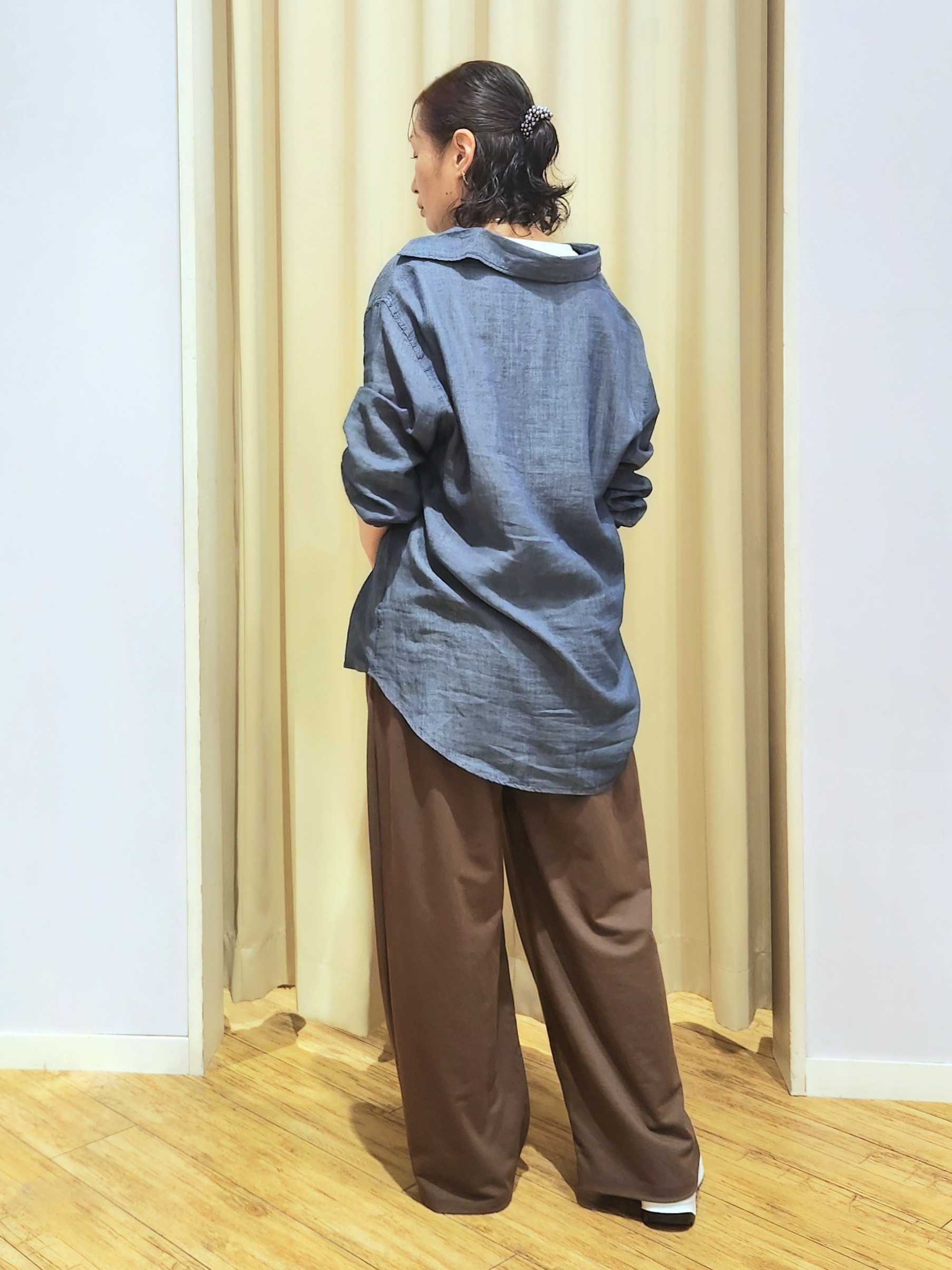 くまさんの「SHOO･LA･RUE｜【綿100%/UV/S-LL/体型カバー】優しく透ける 柔らかシアーデニムシャツ」を使ったコーディネート