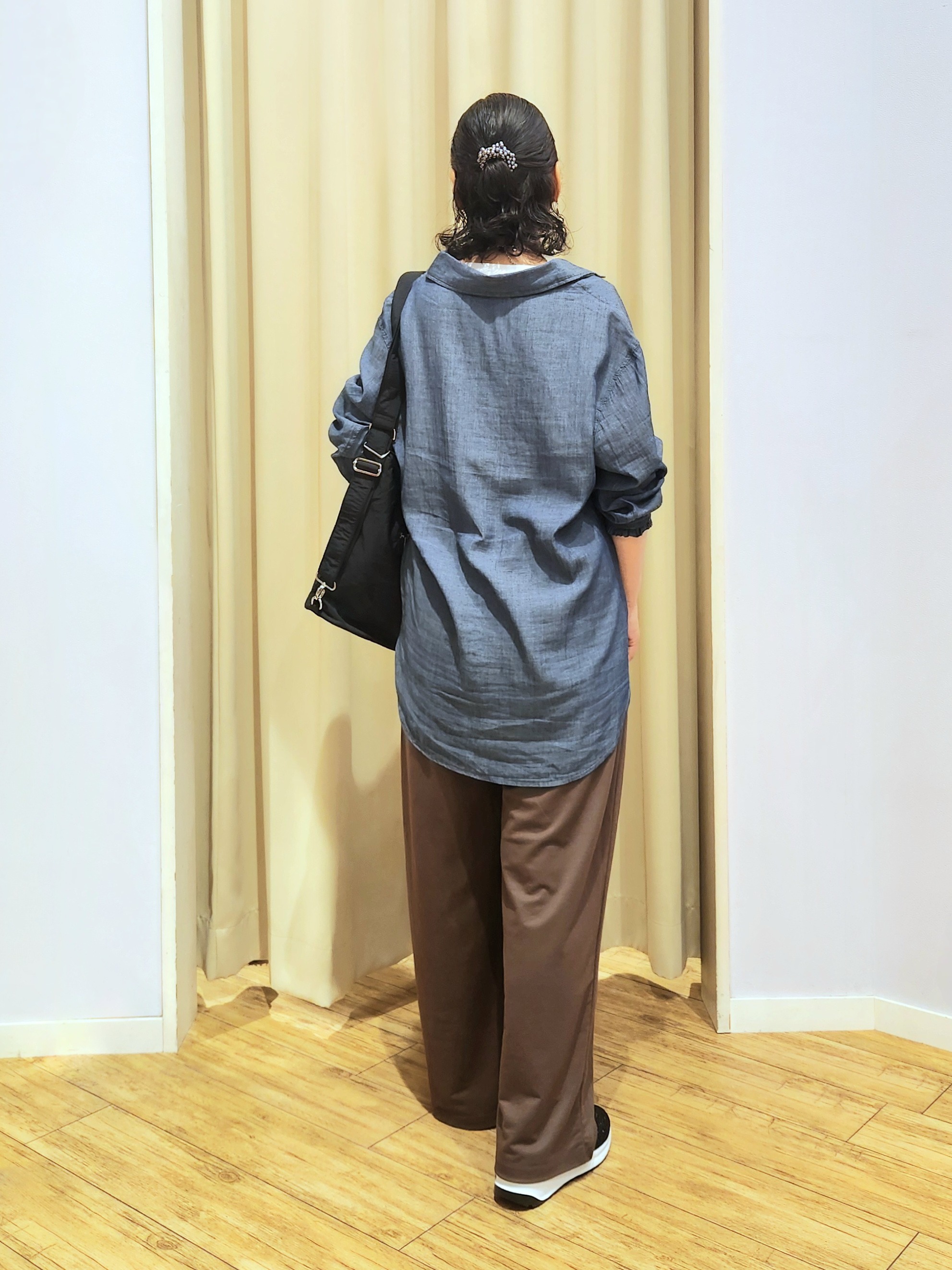 くまさんの「SHOO･LA･RUE｜【綿100%/UV/S-LL/体型カバー】優しく透ける 柔らかシアーデニムシャツ」を使ったコーディネート