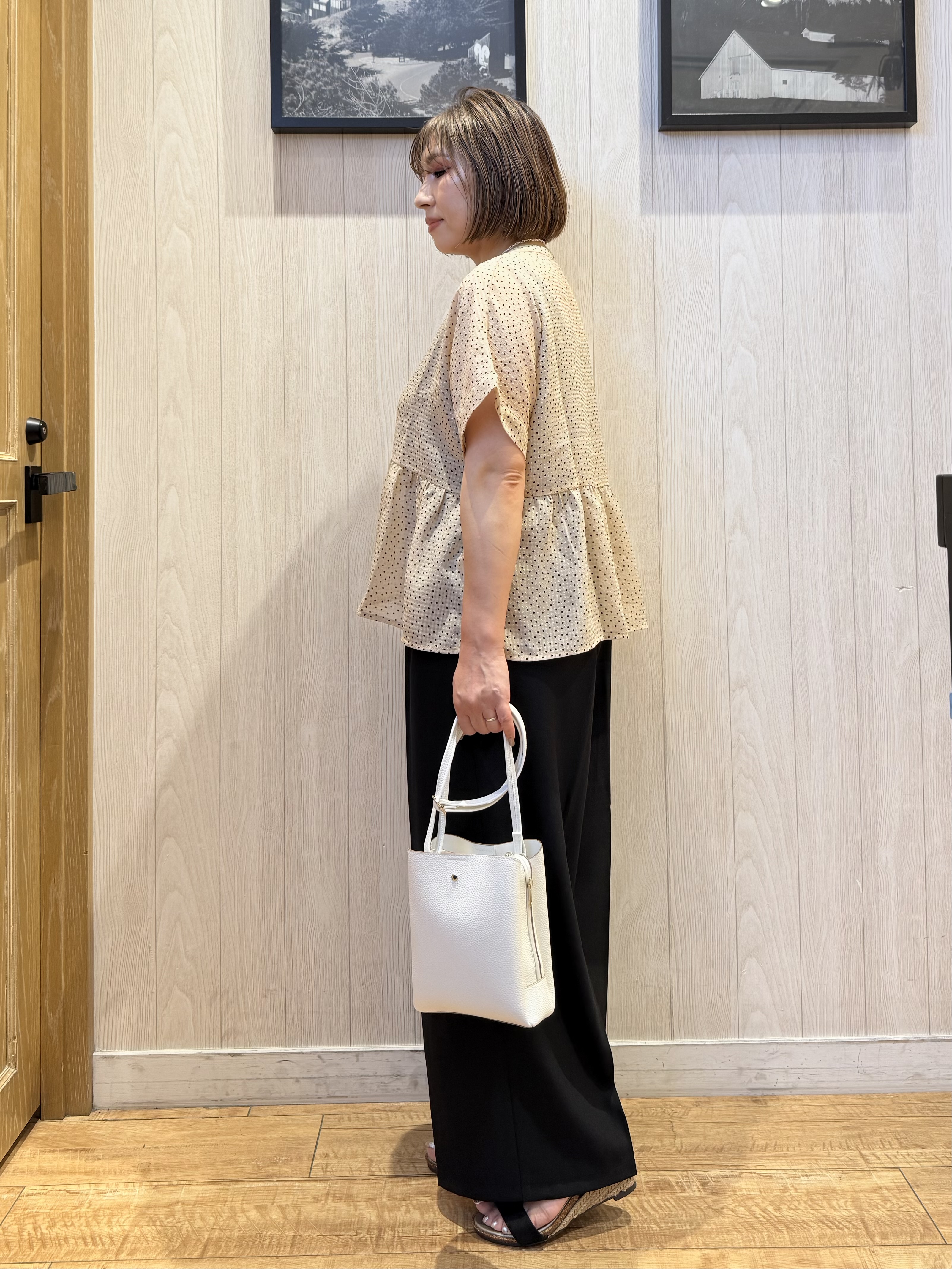 Megさんの「SHOO･LA･RUE｜【体型カバー/洗濯機可】二の腕とお腹周りが隠せる シアーペプラムブラウス」を使ったコーディネート