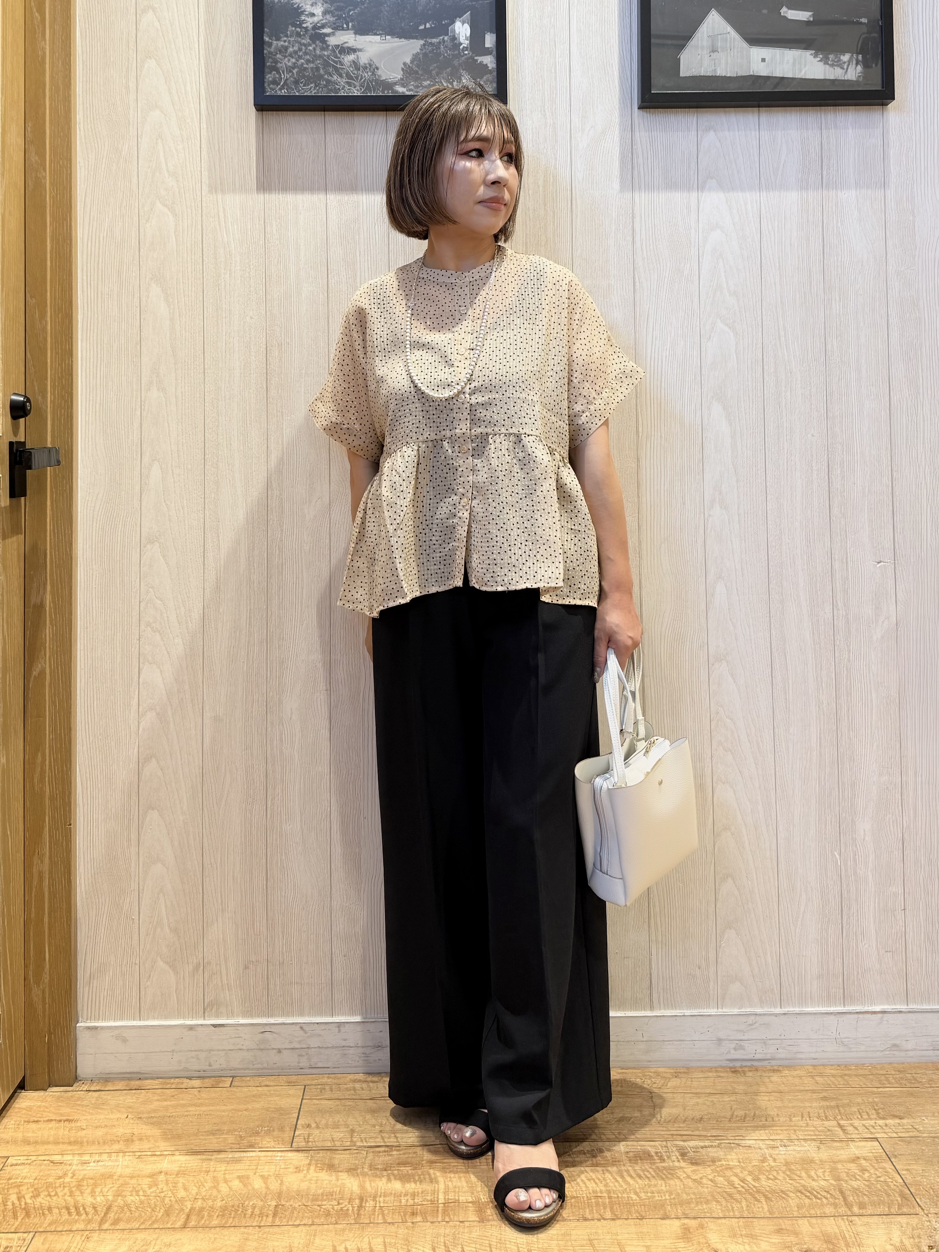 Megさんの「SHOO･LA･RUE｜【体型カバー/洗濯機可】二の腕とお腹周りが隠せる シアーペプラムブラウス」を使ったコーディネート