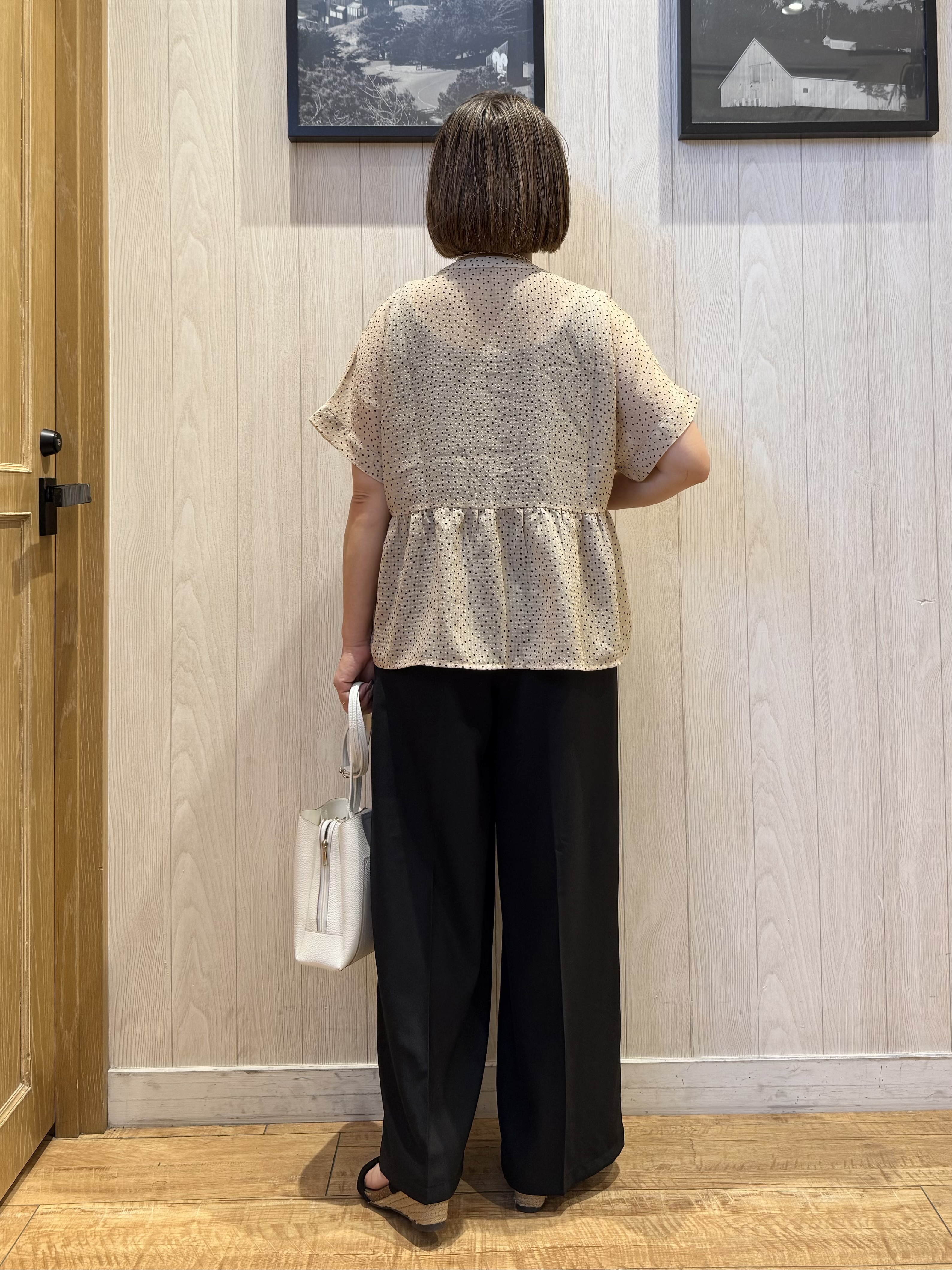 Megさんの「SHOO･LA･RUE｜【体型カバー/洗濯機可】二の腕とお腹周りが隠せる シアーペプラムブラウス」を使ったコーディネート
