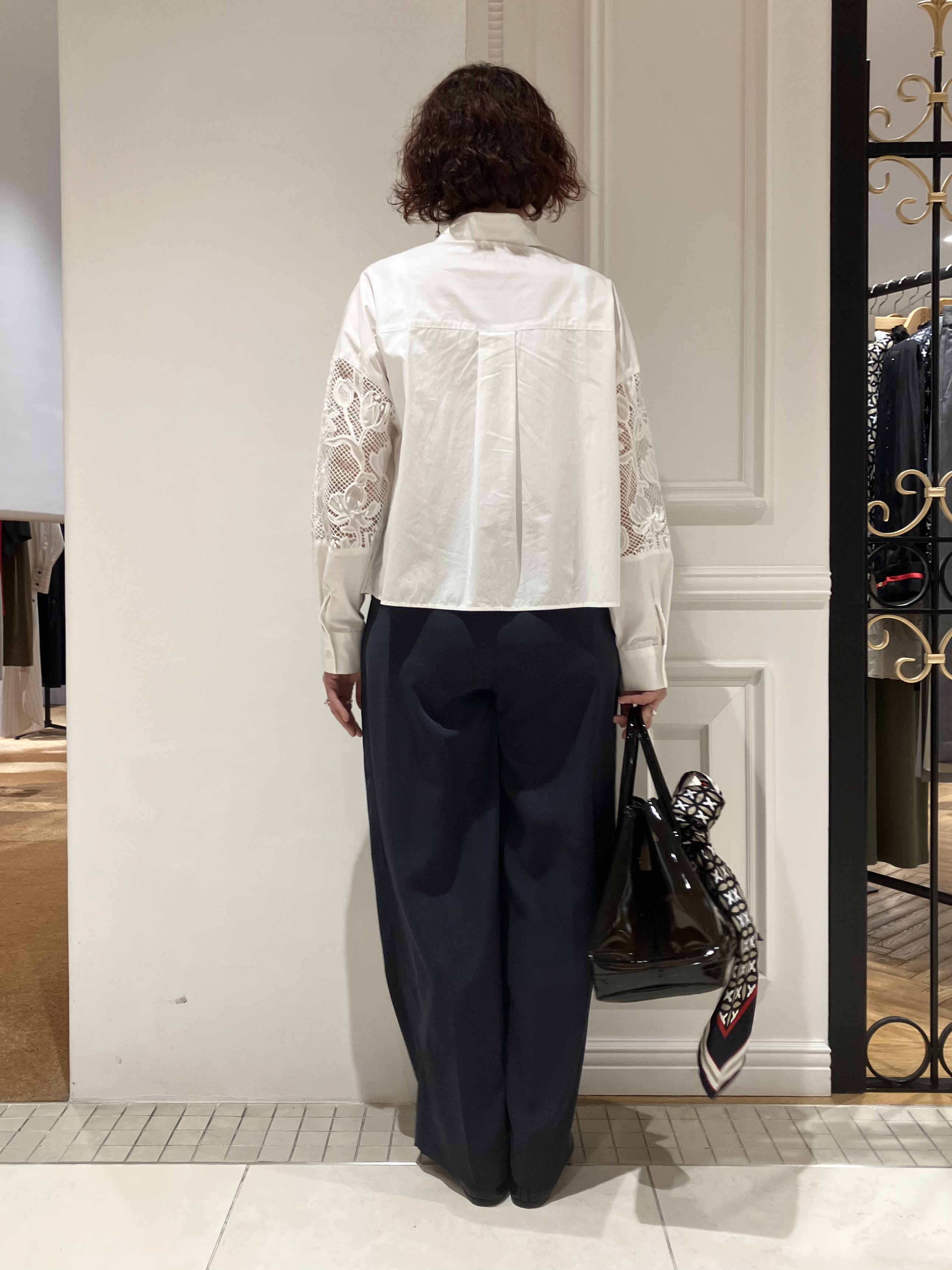 TAJIさんの「DRESSTERIOR｜【着映え】レーススリーブ ピンタック クロップドシャツ」を使ったコーディネート
