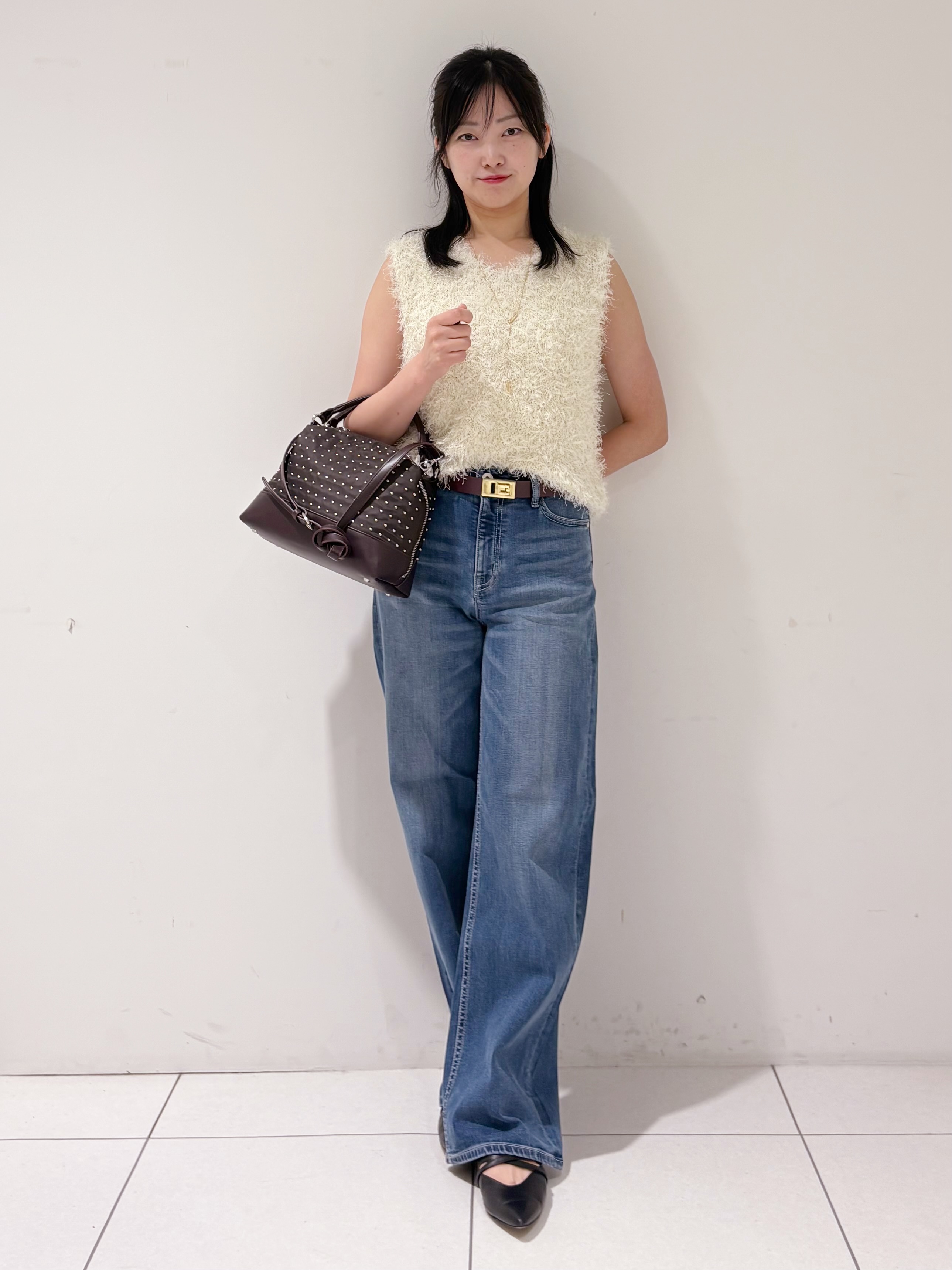 momokoさんの「INDIVI｜【洗える】ファンシーヤーンVネックニットベスト」を使ったコーディネート