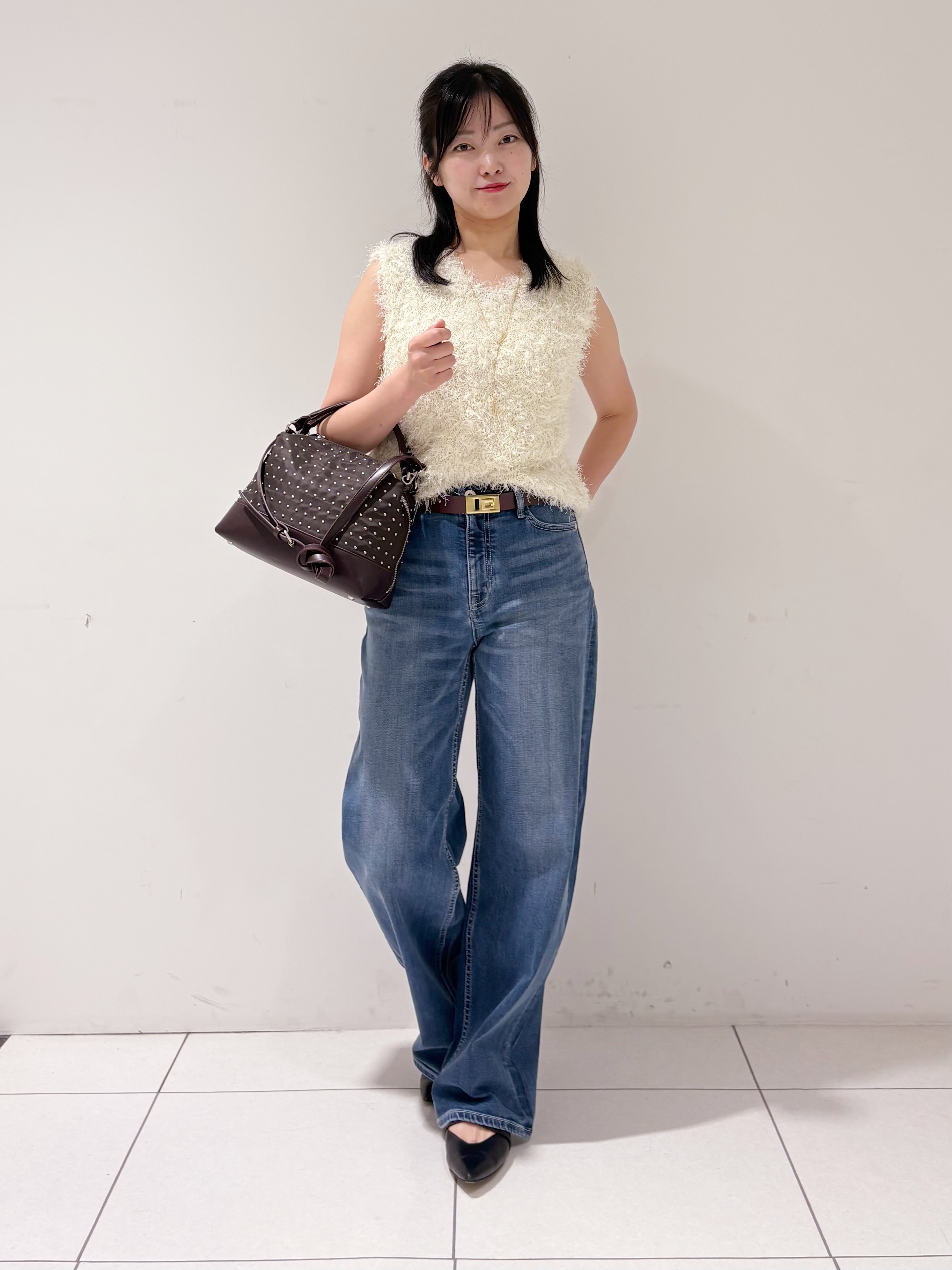 momokoさんの「INDIVI｜【洗える】ファンシーヤーンVネックニットベスト」を使ったコーディネート
