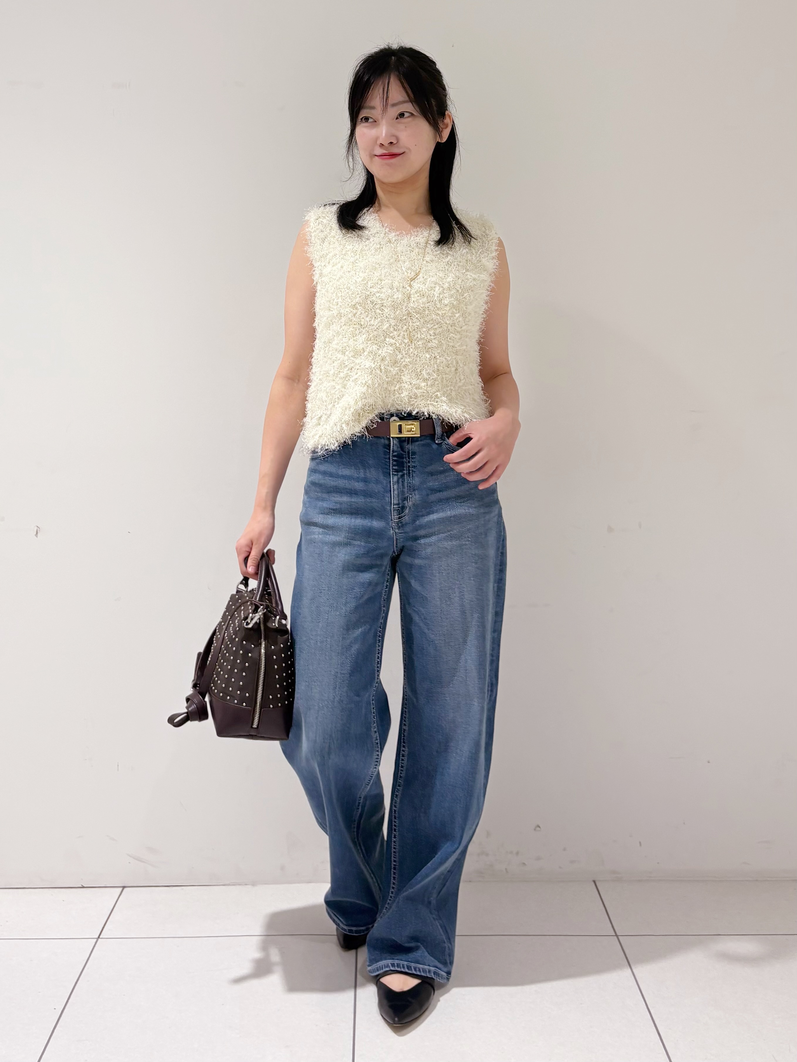 momokoさんの「INDIVI｜【洗える】ファンシーヤーンVネックニットベスト」を使ったコーディネート