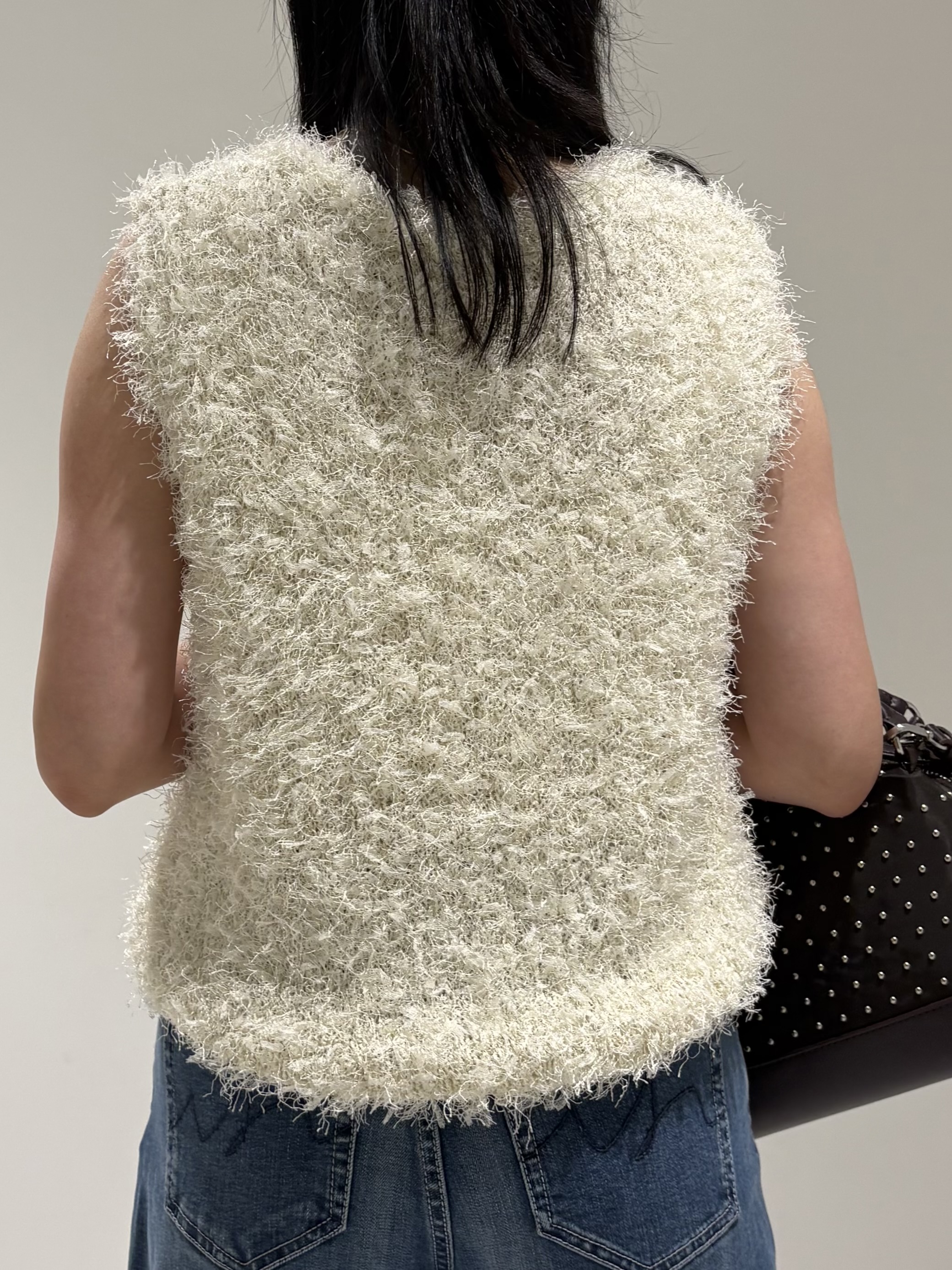 momokoさんの「INDIVI｜【洗える】ファンシーヤーンVネックニットベスト」を使ったコーディネート