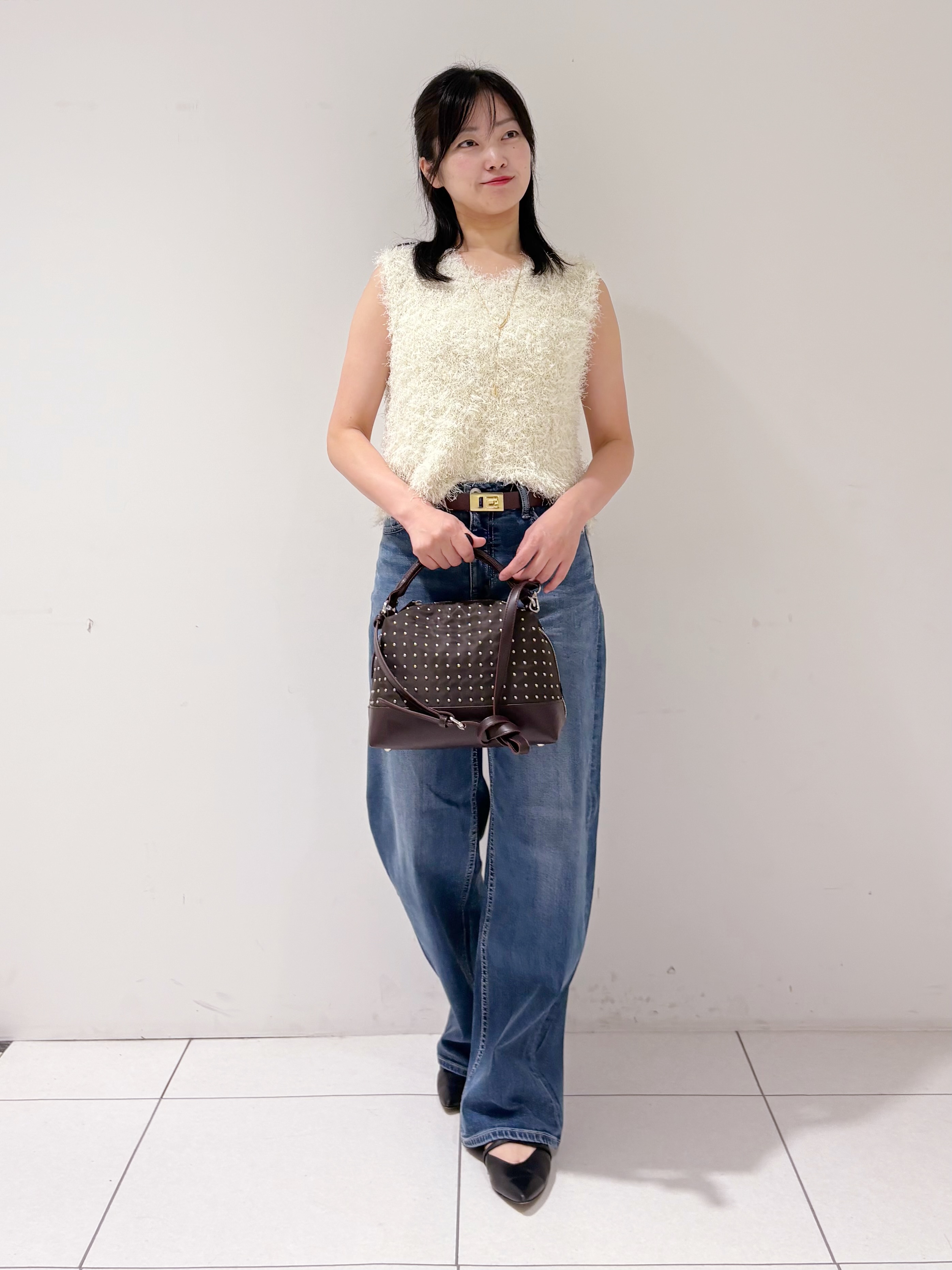 momokoさんの「INDIVI｜【洗える】ファンシーヤーンVネックニットベスト」を使ったコーディネート