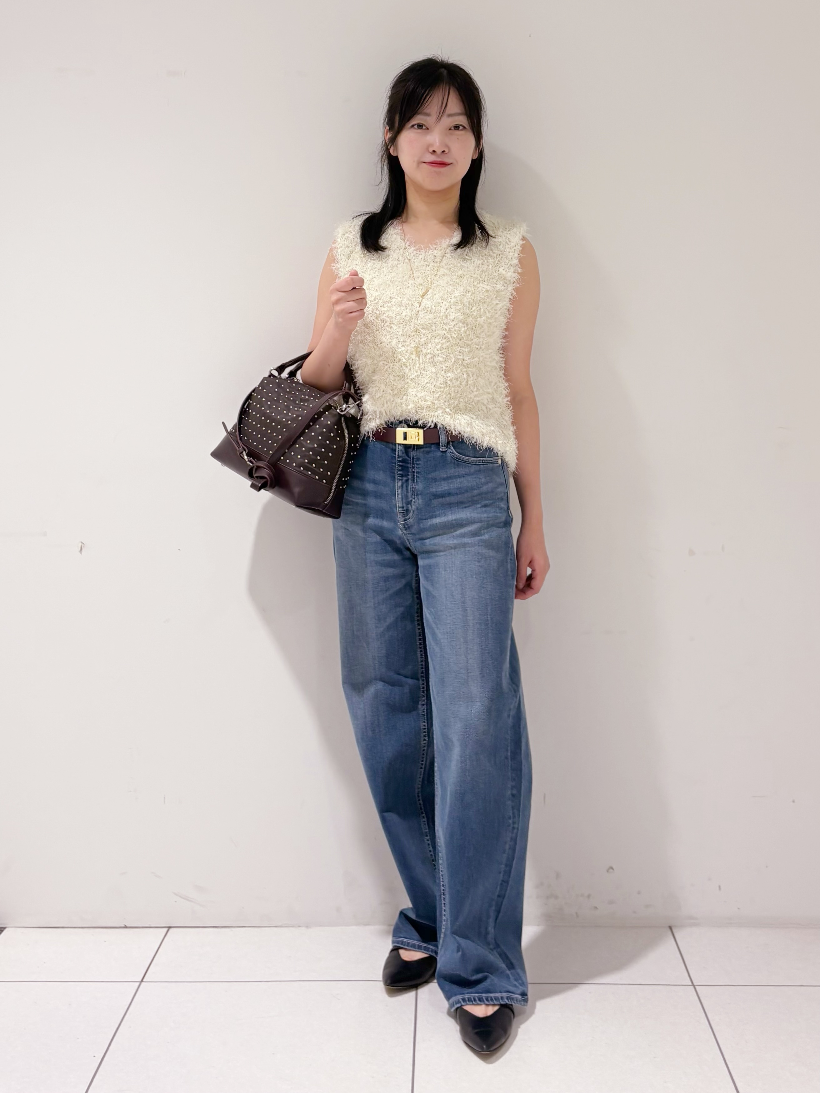 momokoさんの「INDIVI｜【洗える】ファンシーヤーンVネックニットベスト」を使ったコーディネート
