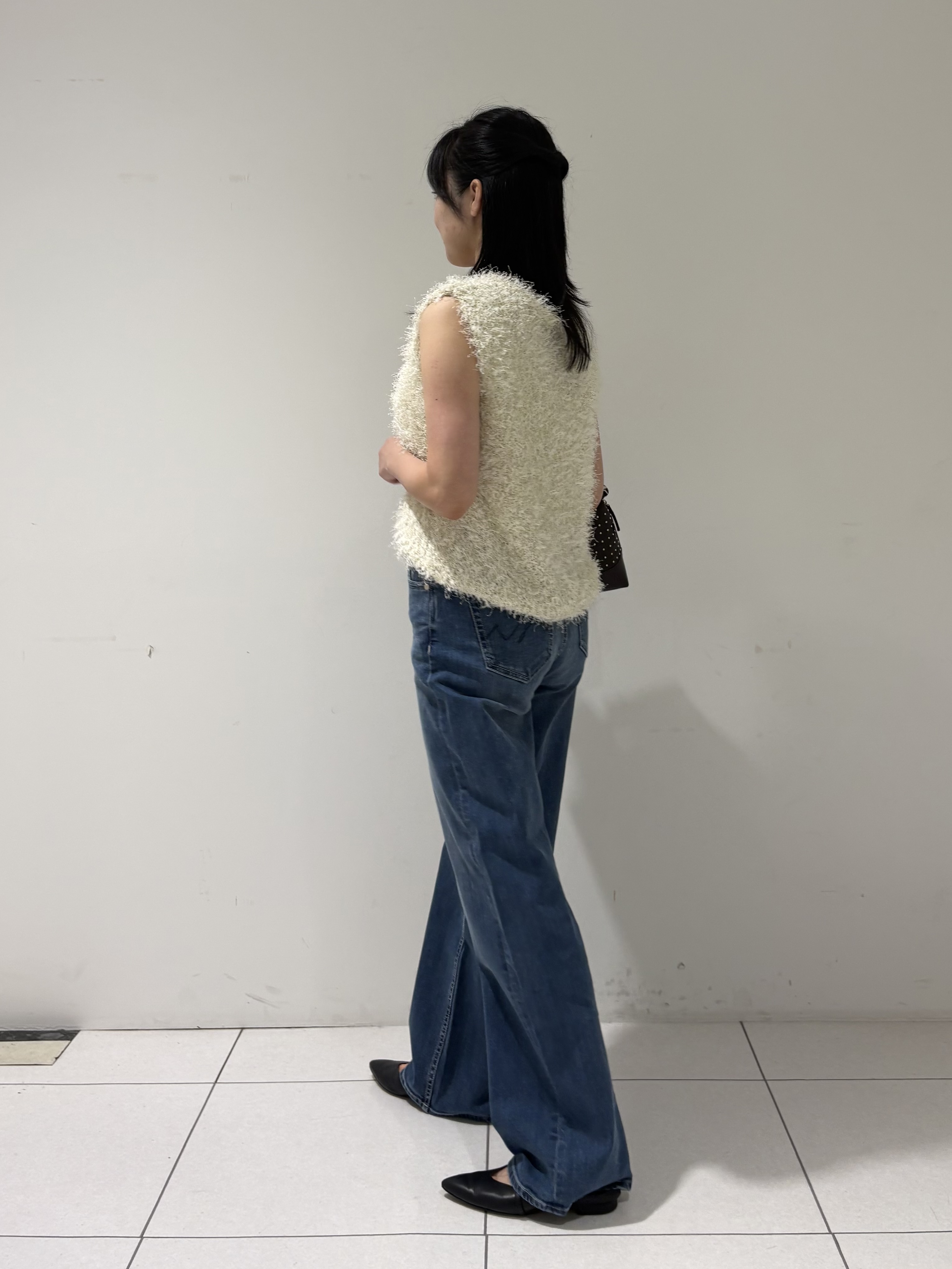 momokoさんの「INDIVI｜【洗える】ファンシーヤーンVネックニットベスト」を使ったコーディネート