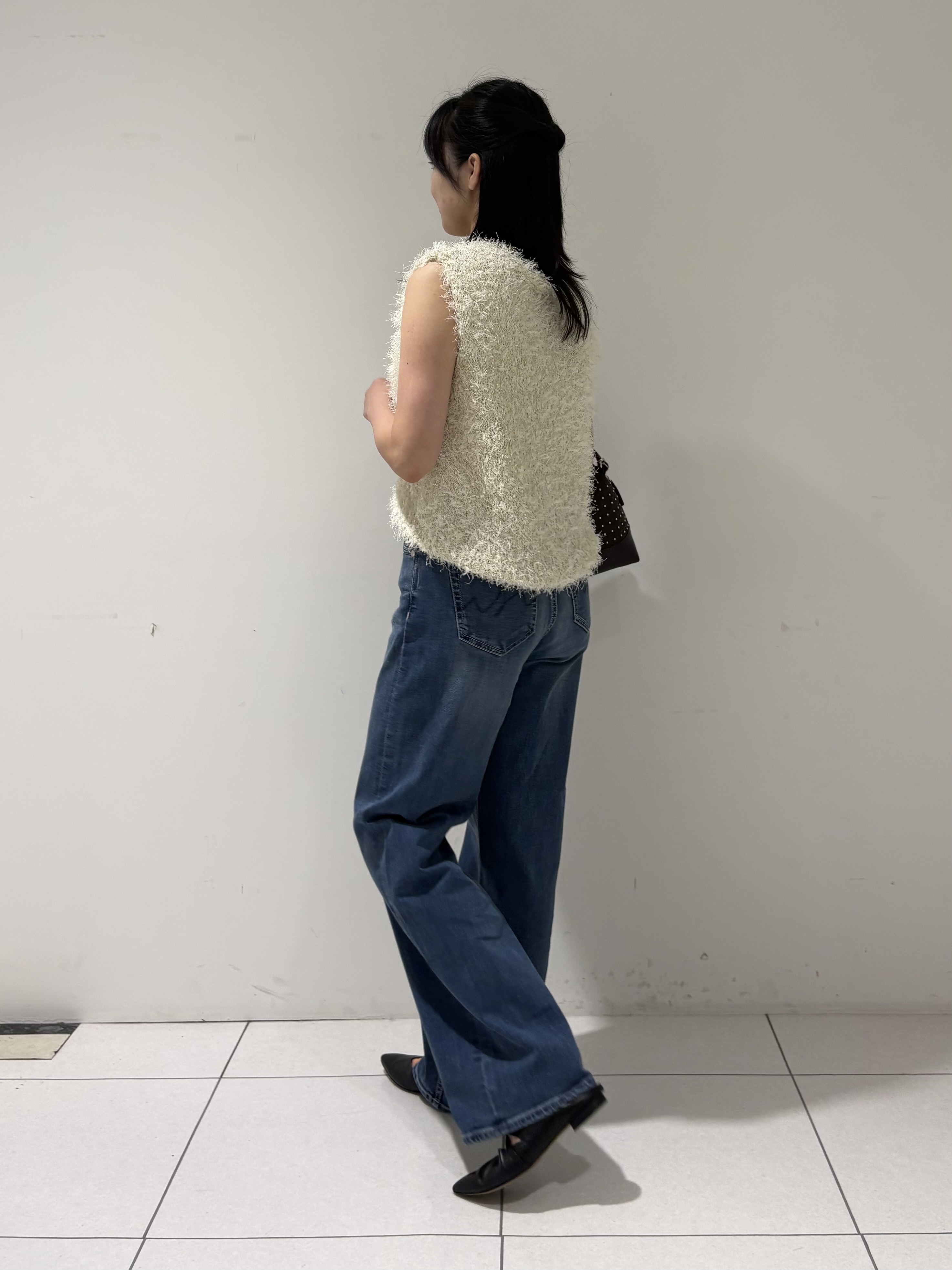 momokoさんの「INDIVI｜【洗える】ファンシーヤーンVネックニットベスト」を使ったコーディネート