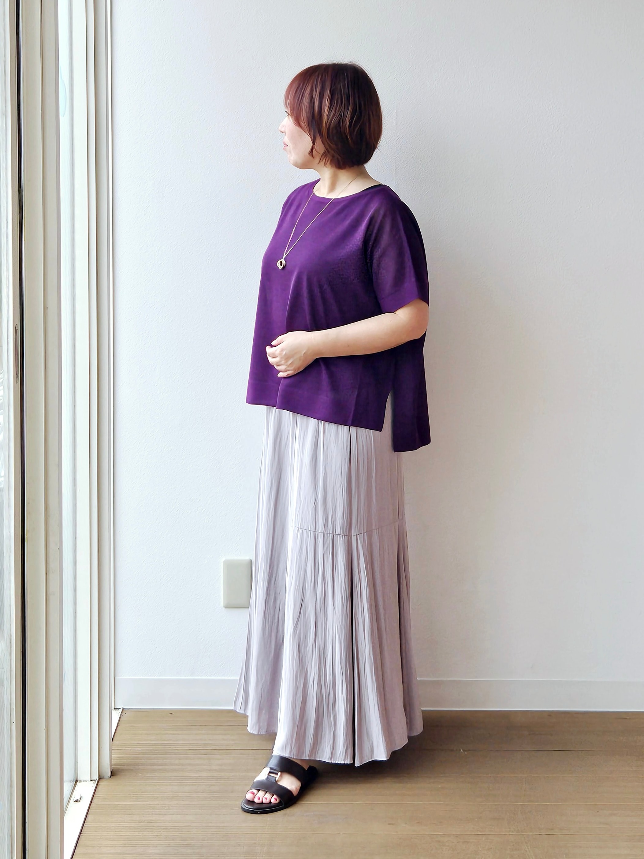 やじまさんの「UNTITLED｜【アンサンブル可/品のある透け感】Tシャツ風ニットトップス」を使ったコーディネート